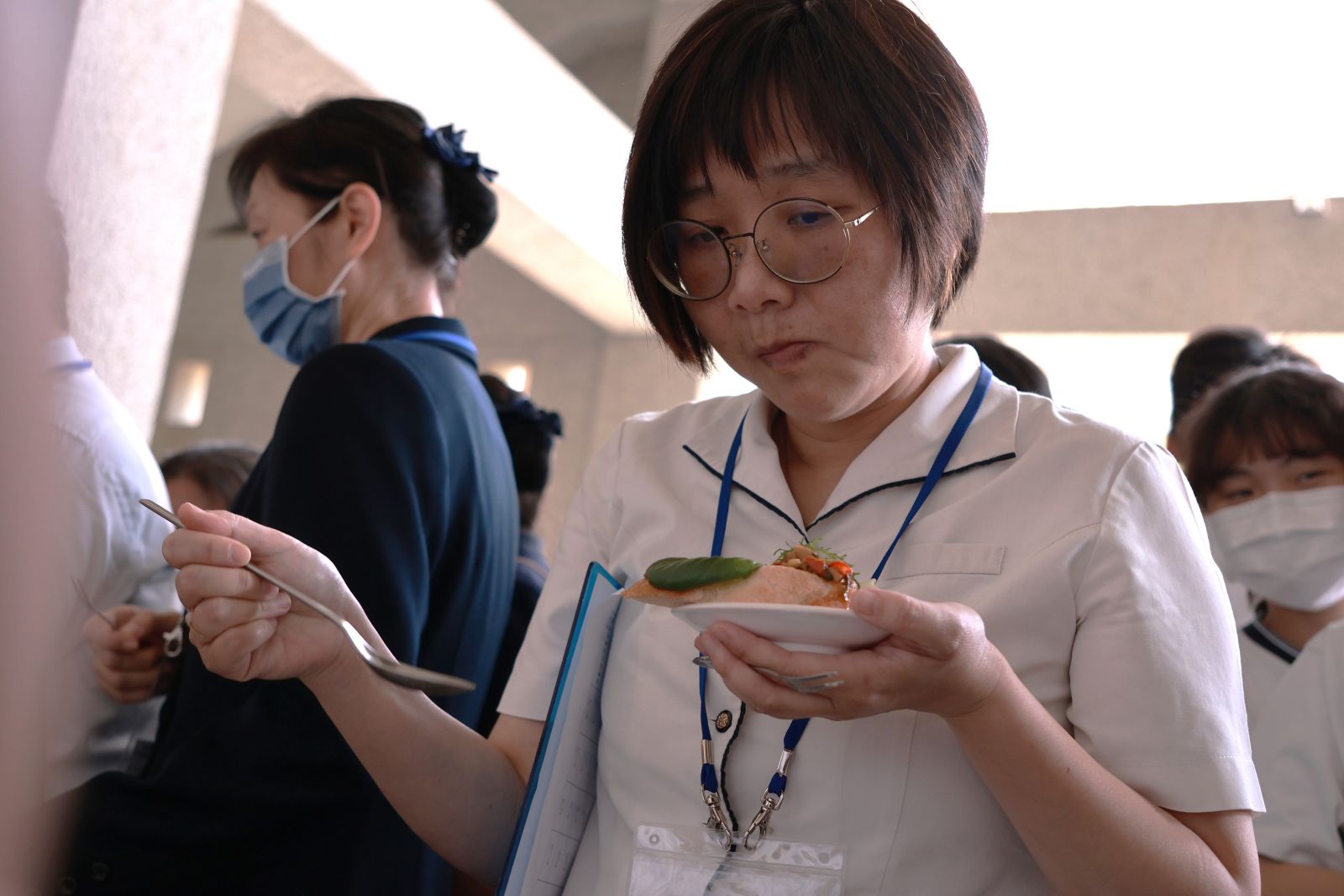 臺南慈中藝能科顏雨詩老師，仔細品嘗學生料理，每道料理都色香味俱全。