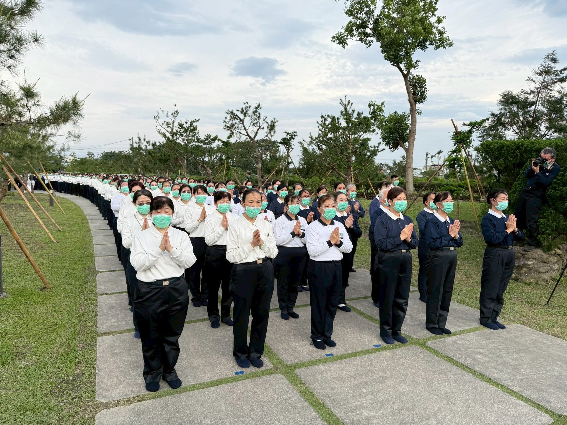 李玲惠校長與慈懿會爸媽一同經行虔誠祝福