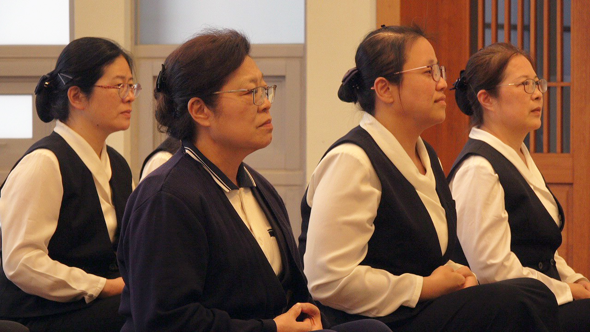 校長率領學校師長於佛堂拜經祝福慈濟邁入一甲子