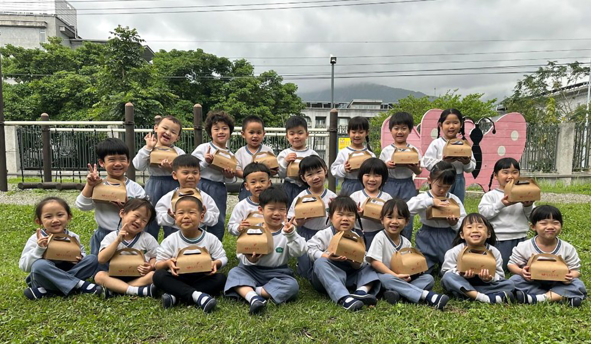 孩子們表達對 上人及精舍師父、師姑師伯的祝福與感謝