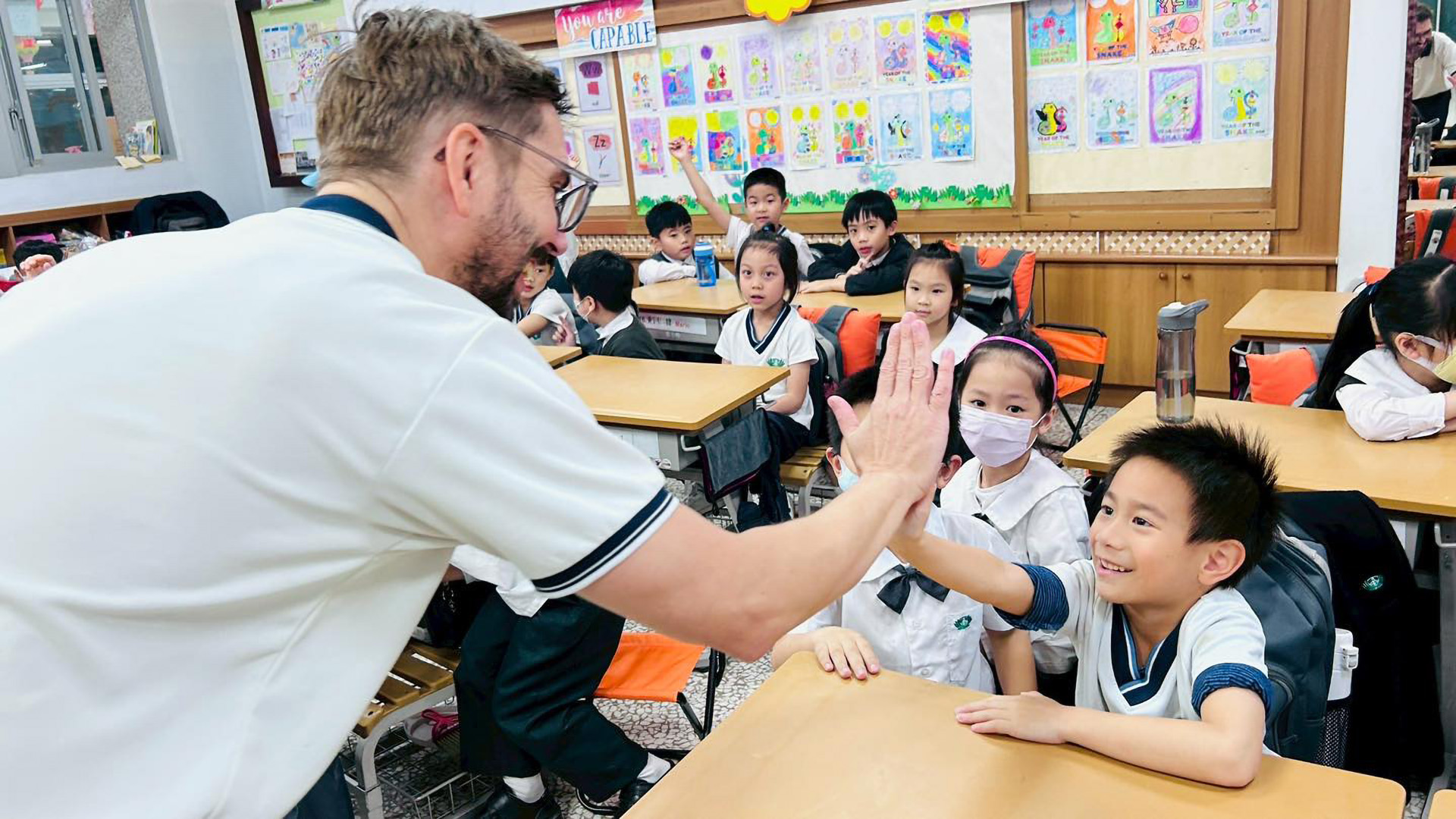 大哥哥協助弟弟妹妹學英語