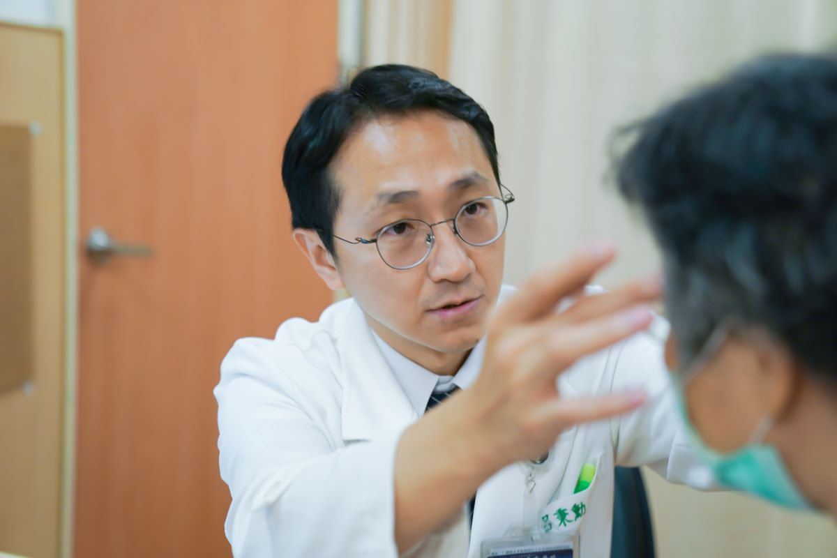呂秉勳醫師看診示意照。