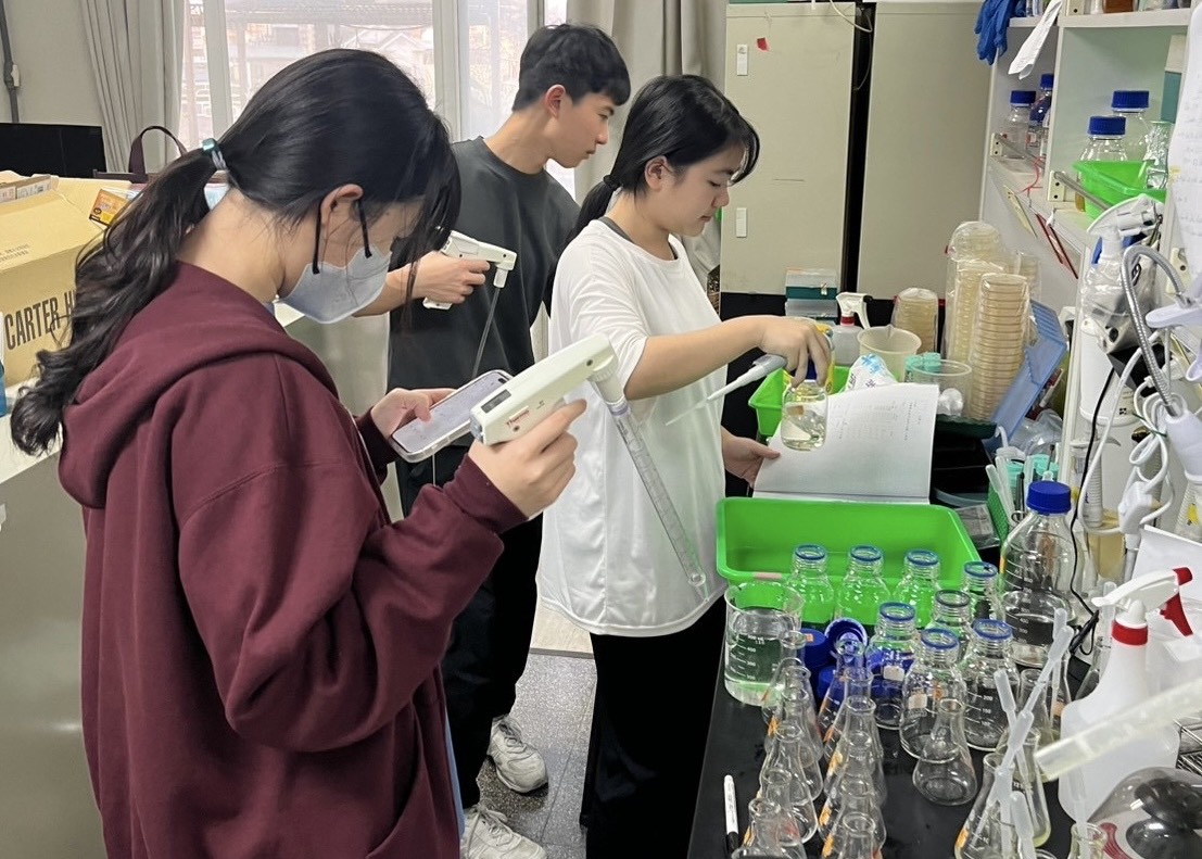 學生於成功大學實驗室進行小球藻培養實驗。