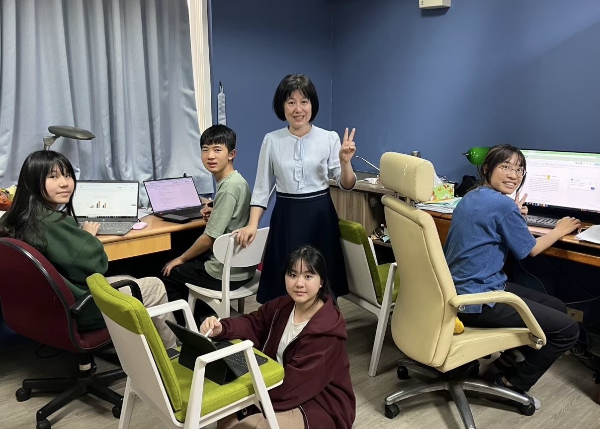 指導老師林佳蓉、陳少燕老師協助學生進行實驗討論、報告撰寫。