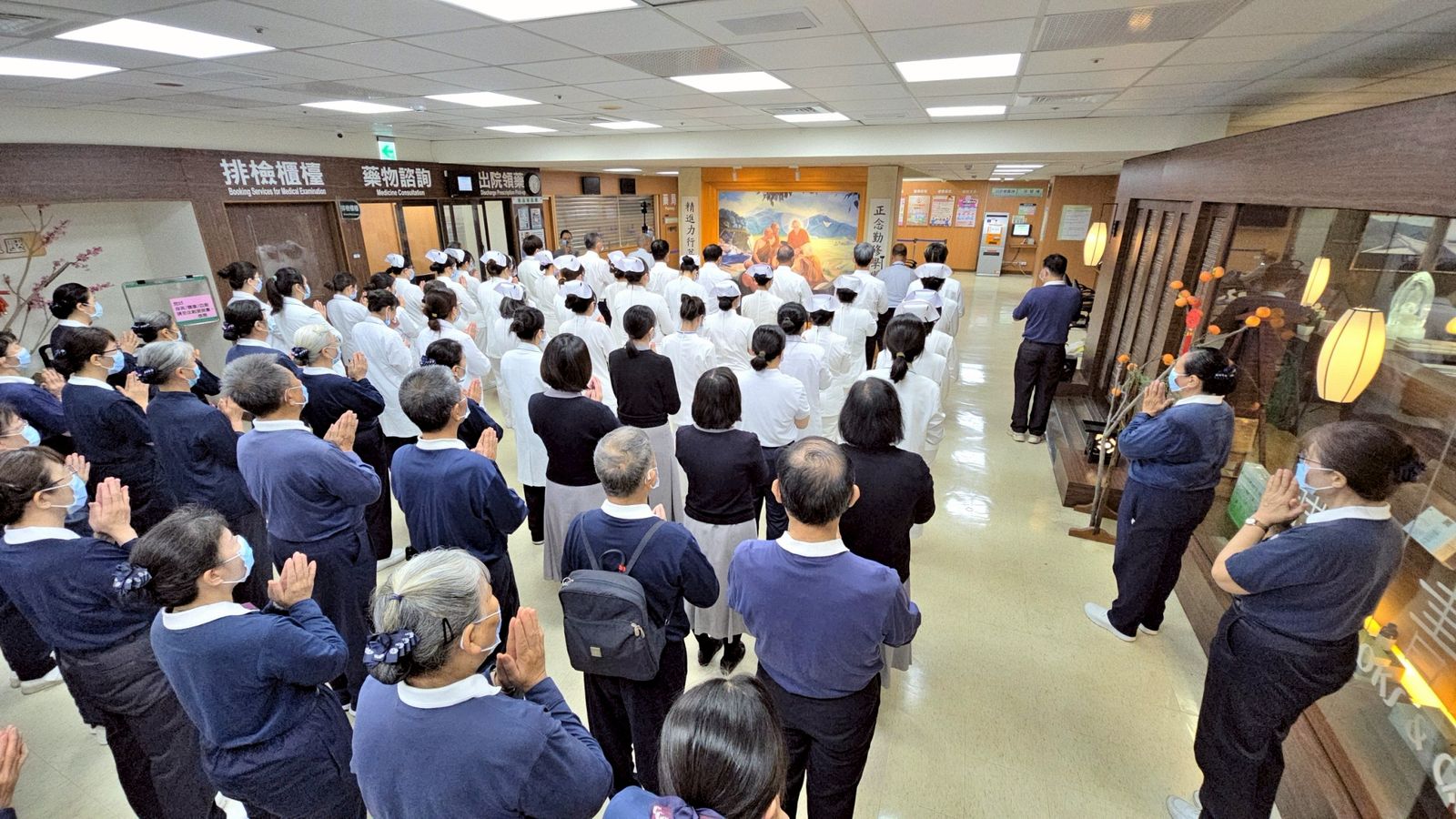 斗六慈濟醫院朝山經行祈福有上百位同仁及志工參與