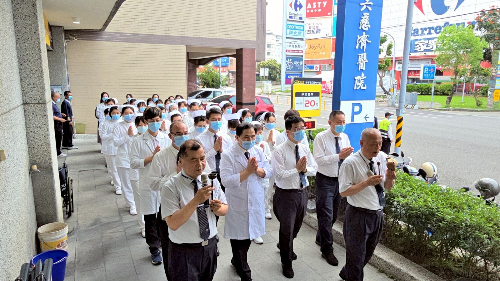斗六慈濟醫院舉辦朝山經行,由簡瑞騰院長(左二)帶領志工、同仁一步一腳印