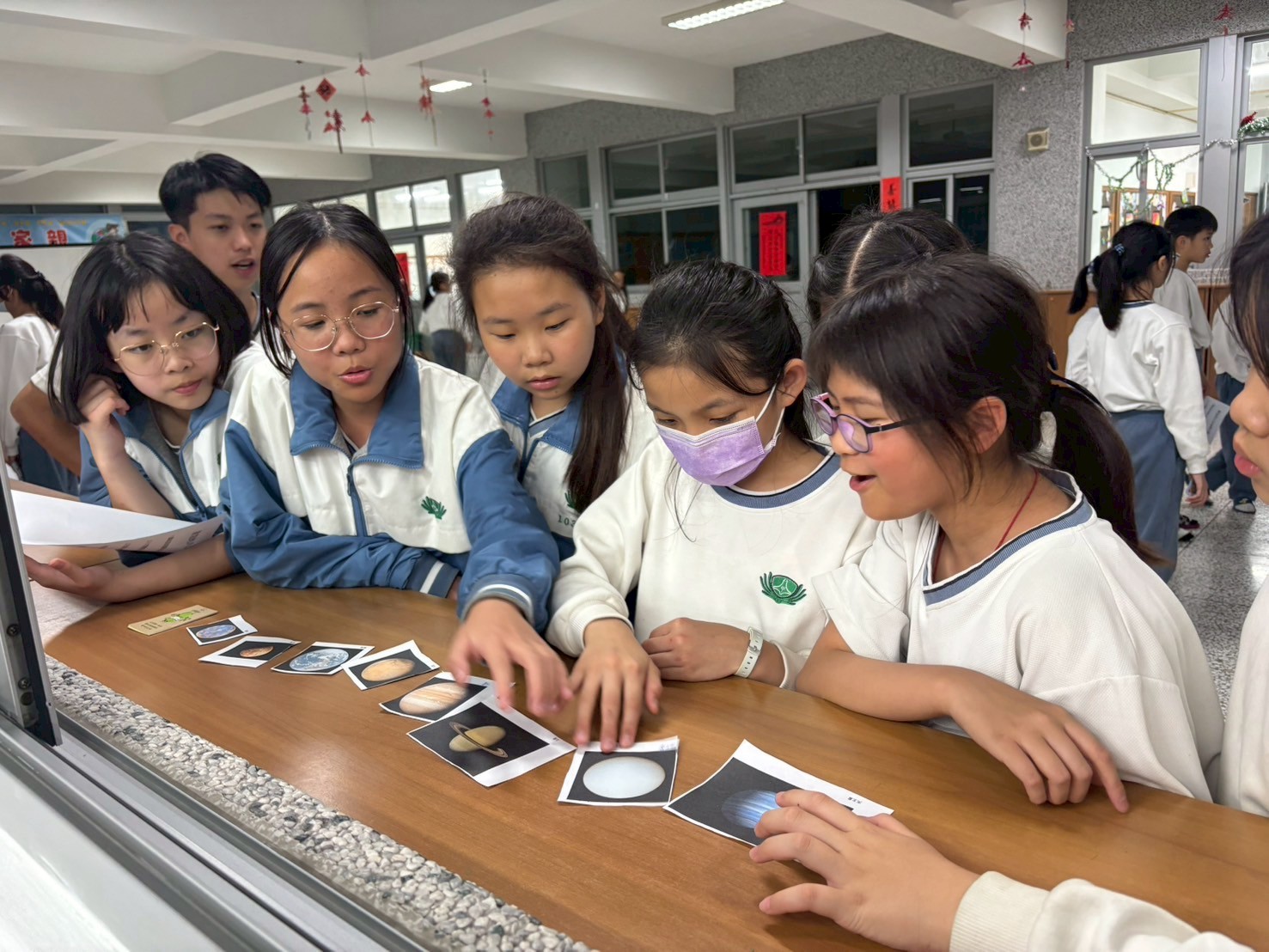 孩子們在遊戲中學習星座與太陽系行星順序
