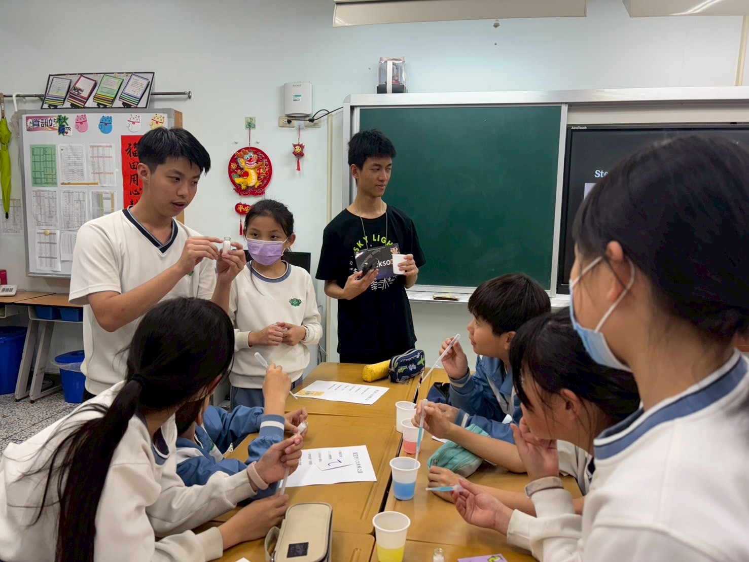 小朋友動手製作「星空瓶」,把想像中的宇宙封存在掌心的玻璃瓶中。