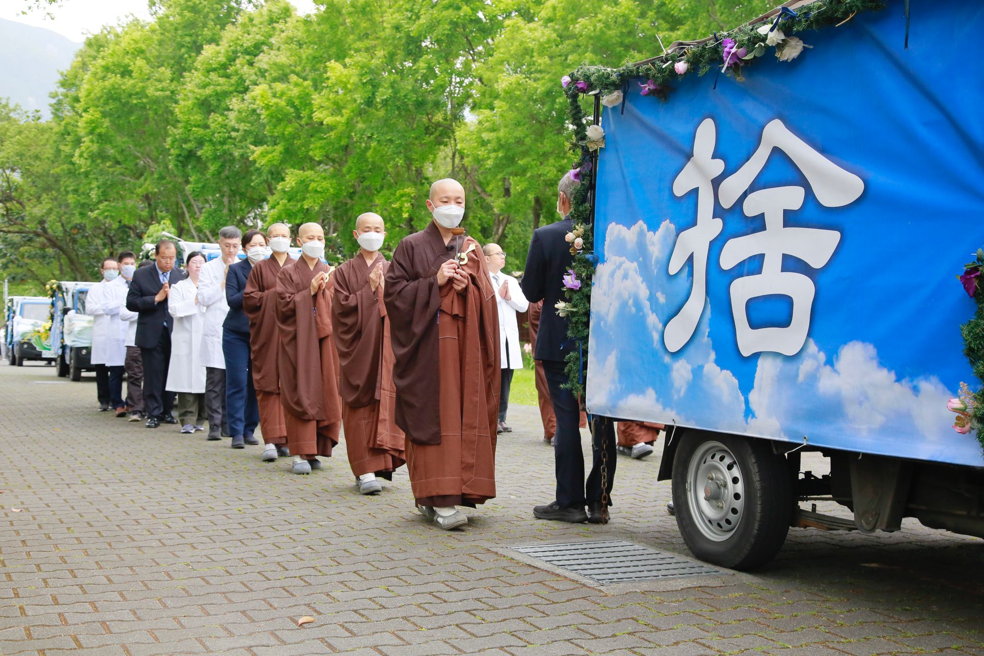 靜思精舍師父引領醫學會送大體老師最後一程
