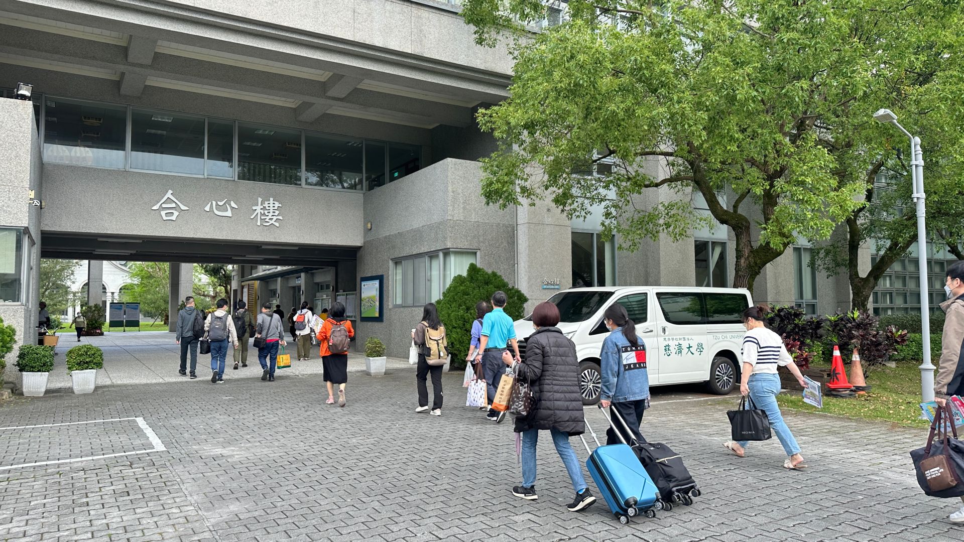 一大早,校門口就十分熱鬧,考生陸續抵達試場,準備迎新今日的考試