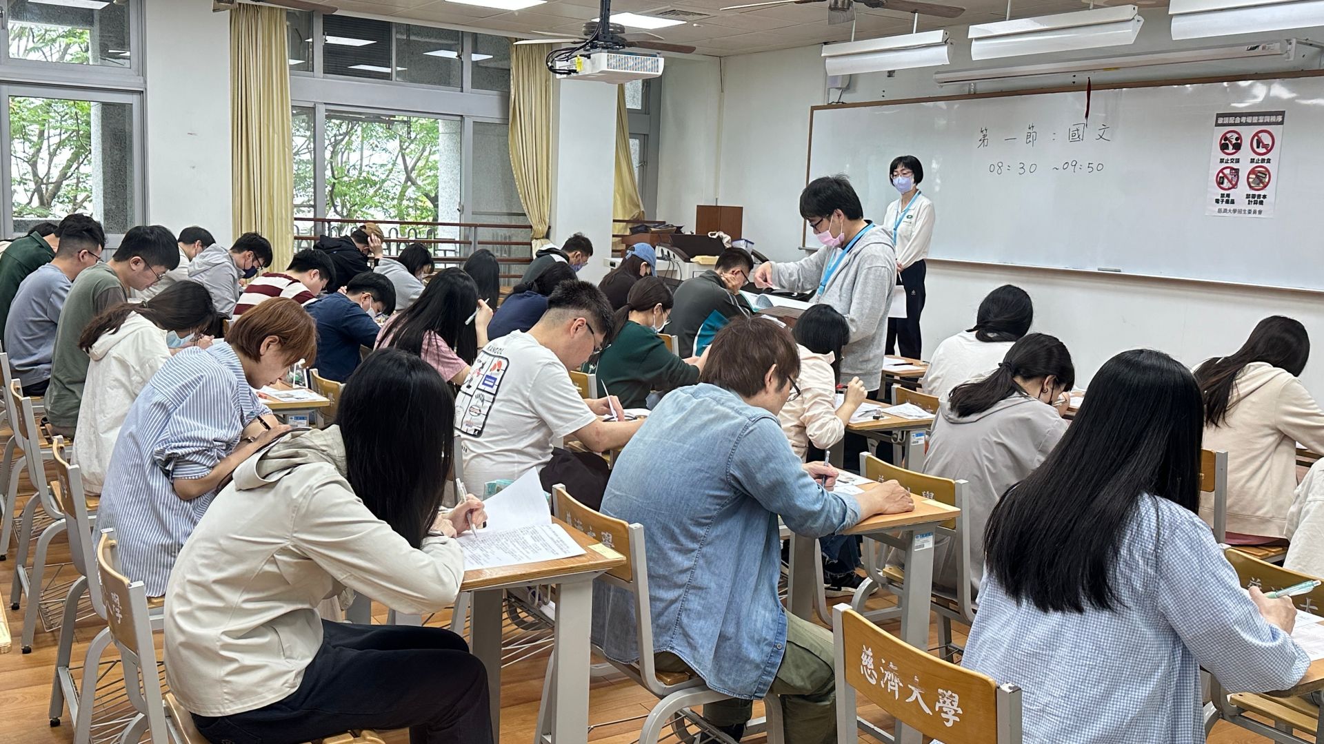 監試人員仔細核對考生資料,確保考試公平性