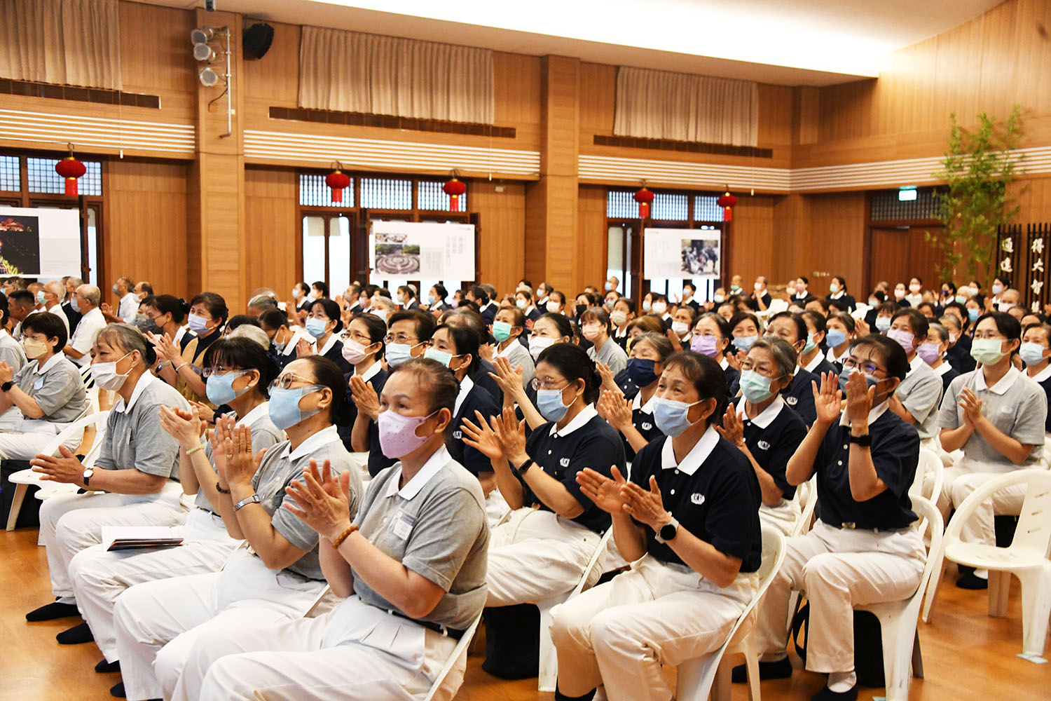 佛教慈濟慈善事業基金會今(4/20)於全臺同步舉辦「慈誠委員精進日」,邀請大林慈濟醫院副院長陳金城與嘉義慈濟診所負責人蔡任弼主任親臨分享,結合醫療與人文的深度對話,引發現場熱烈回響與感動。