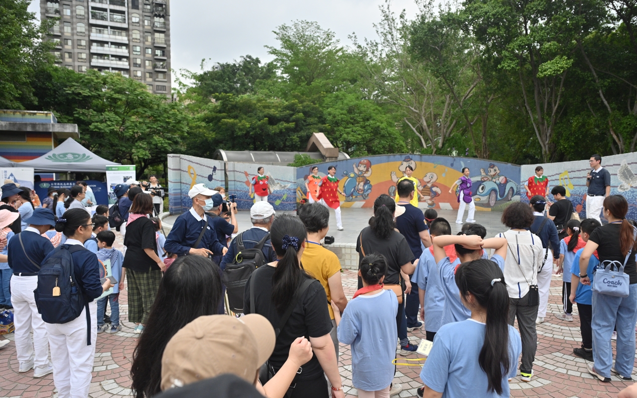 開場由慈濟教聯會老師創意登場,老師們穿戴色彩繽紛的蔬果造型服裝,帶領現場大小朋友跳起《燃燒!吧蔬果》健康舞。
