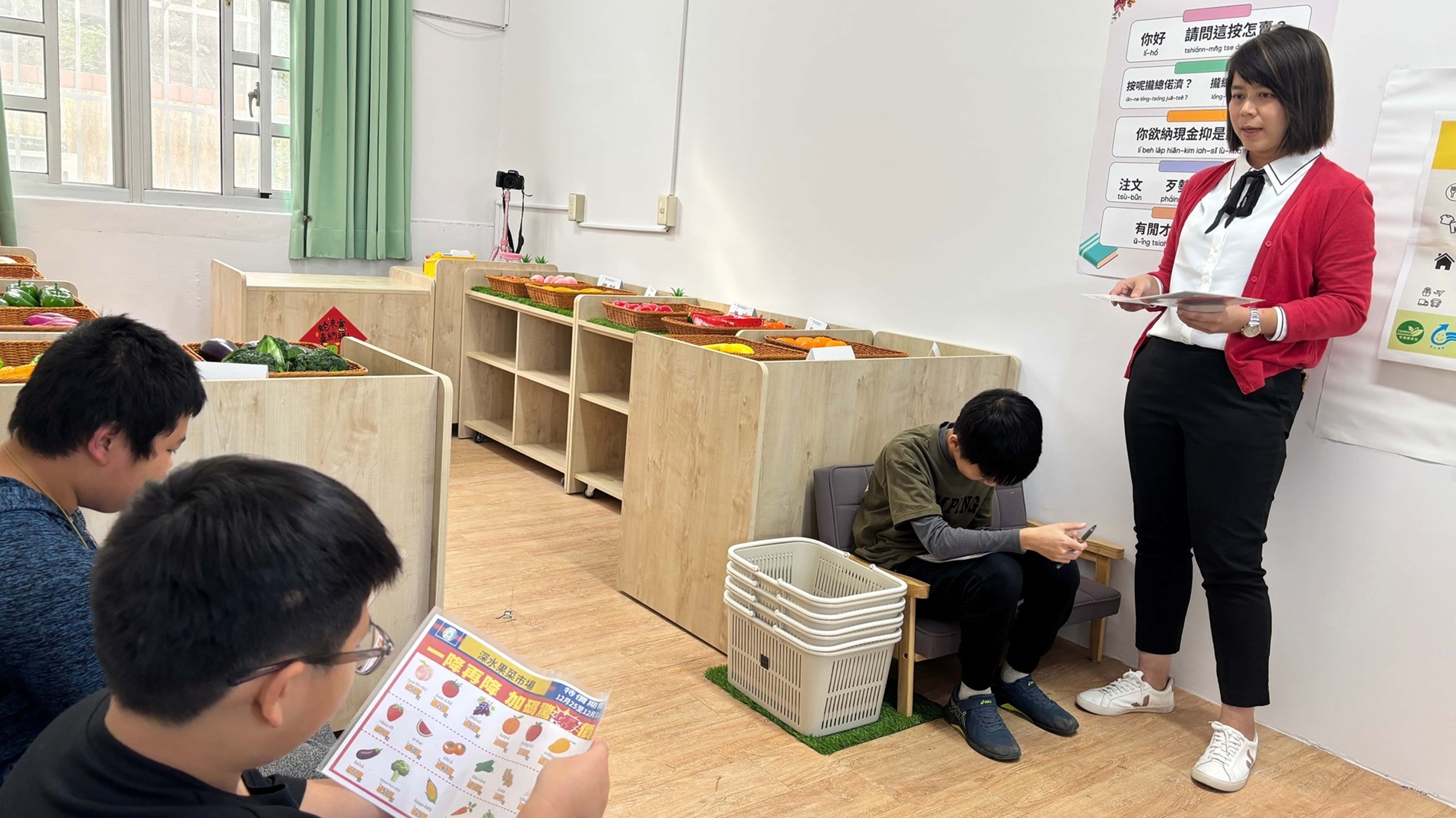 高雄市深水國小配合情境及自製宣傳單,讓學習更添趣味