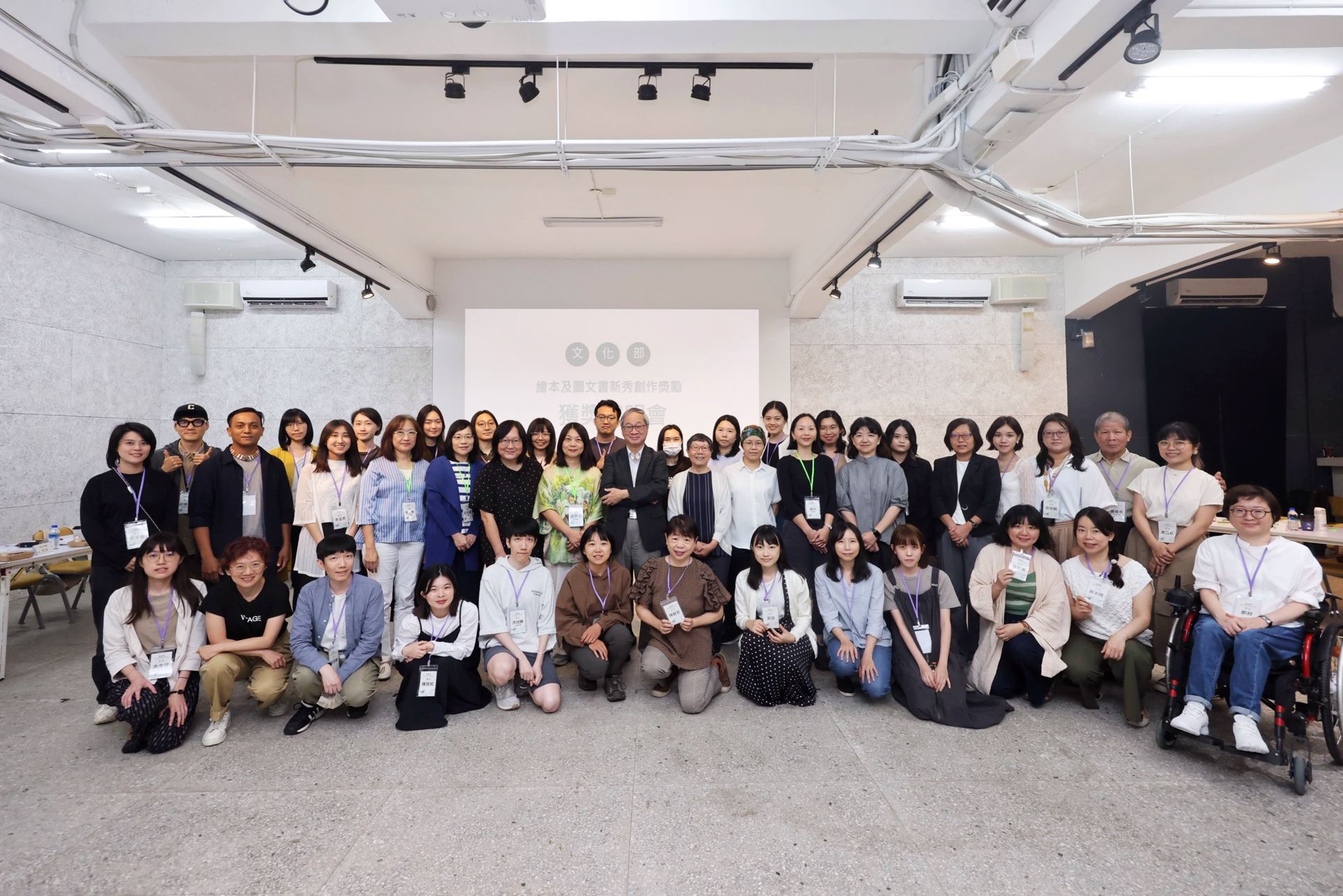 「繪本及圖文書獲獎勵說明會」今(20)日舉行,文化部長李遠、評審委員及入選新秀等合影。