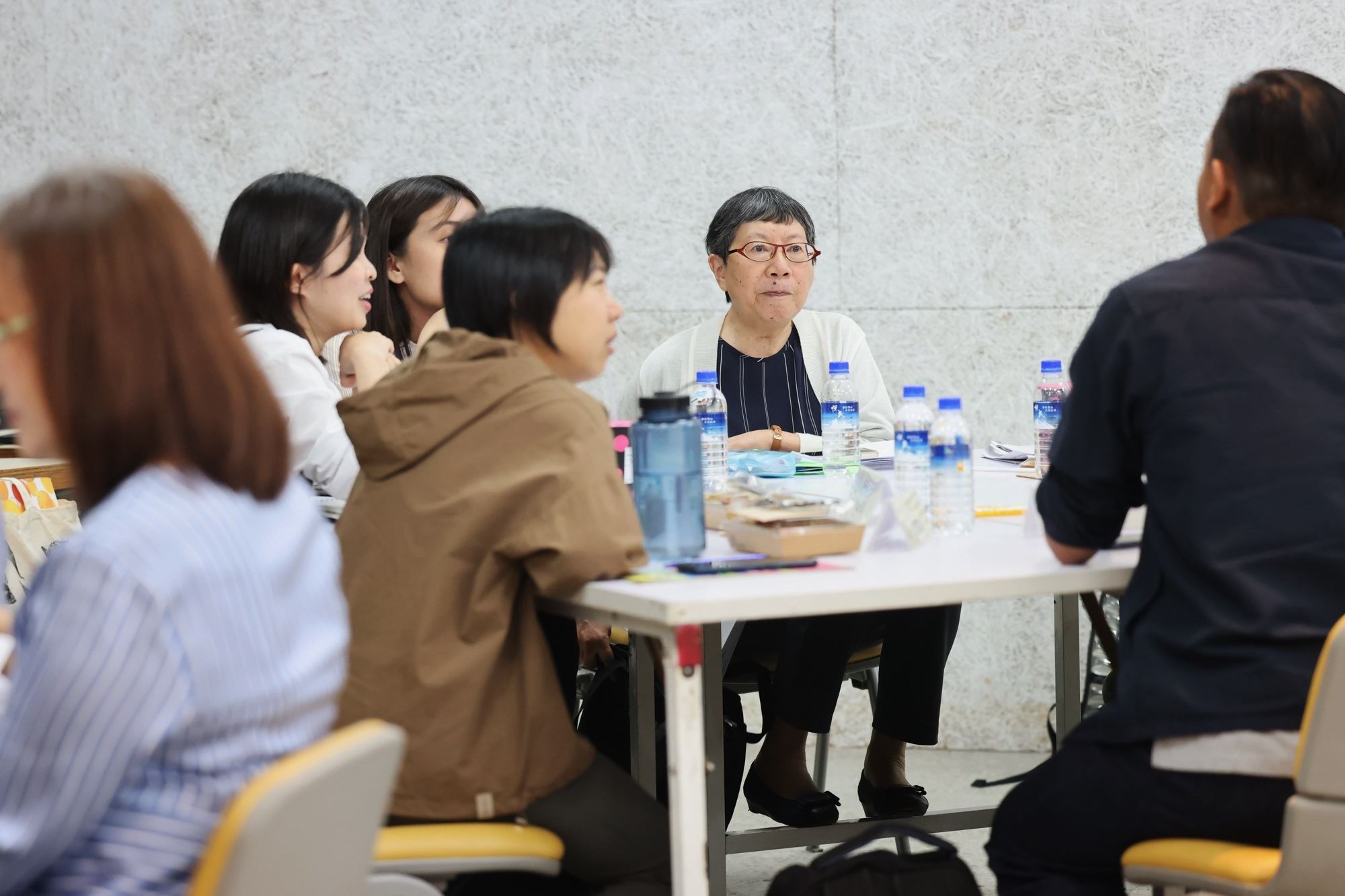 「繪本及圖文書獲獎勵說明會」今(20)日以分組方式,舉行第一次小組共學,圖為培力導師—繪本及童書編輯高明美與獲獎勵者進行交流。