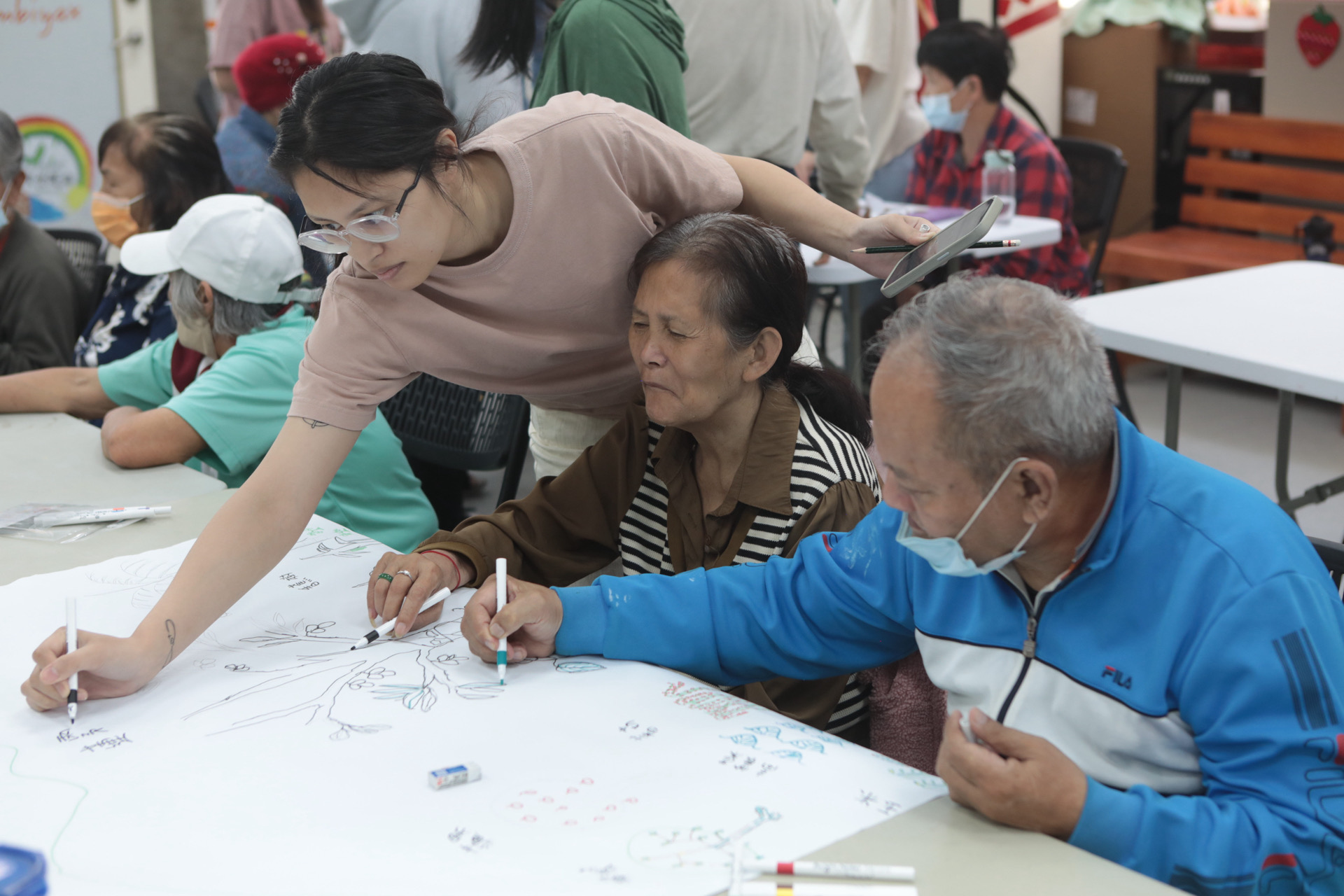 4月17日加灣文健站照服員與學員共同設計種植規劃圖