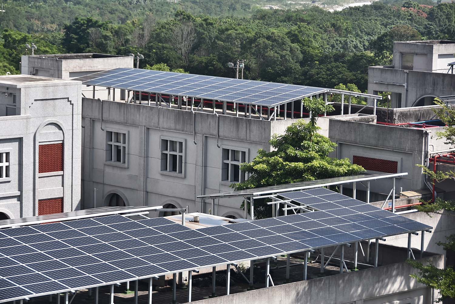 慈濟大學長年耕耘環境教育,積極推動綠色校園、2050淨零與ESG生態系建構。