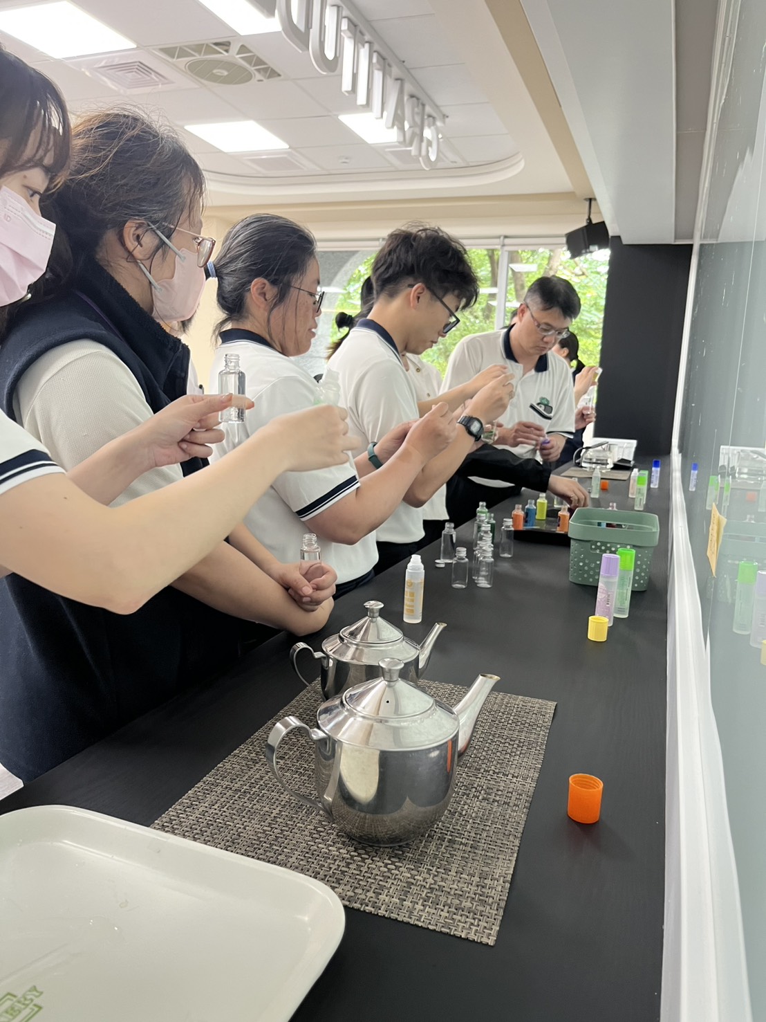 校內教師齊聚一堂製作情緒瓶