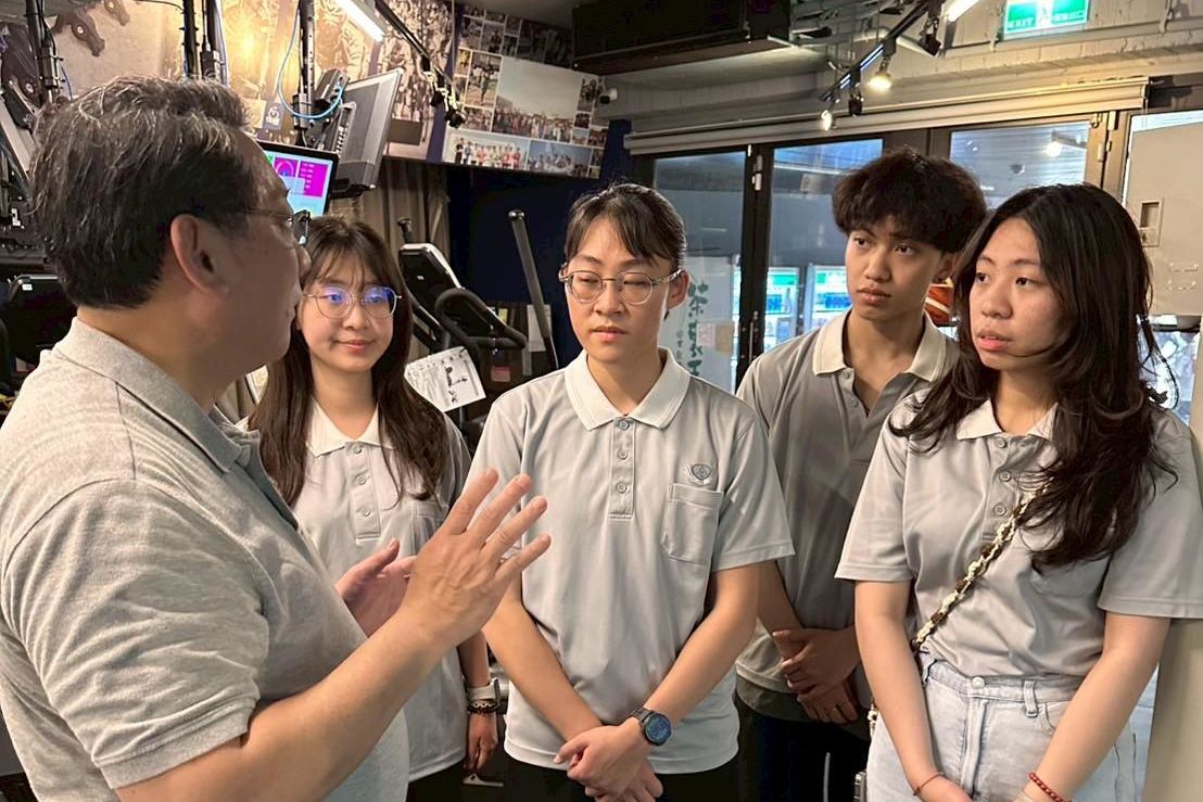 王鐘賢教授跟學生說明如何正確使用各項設備