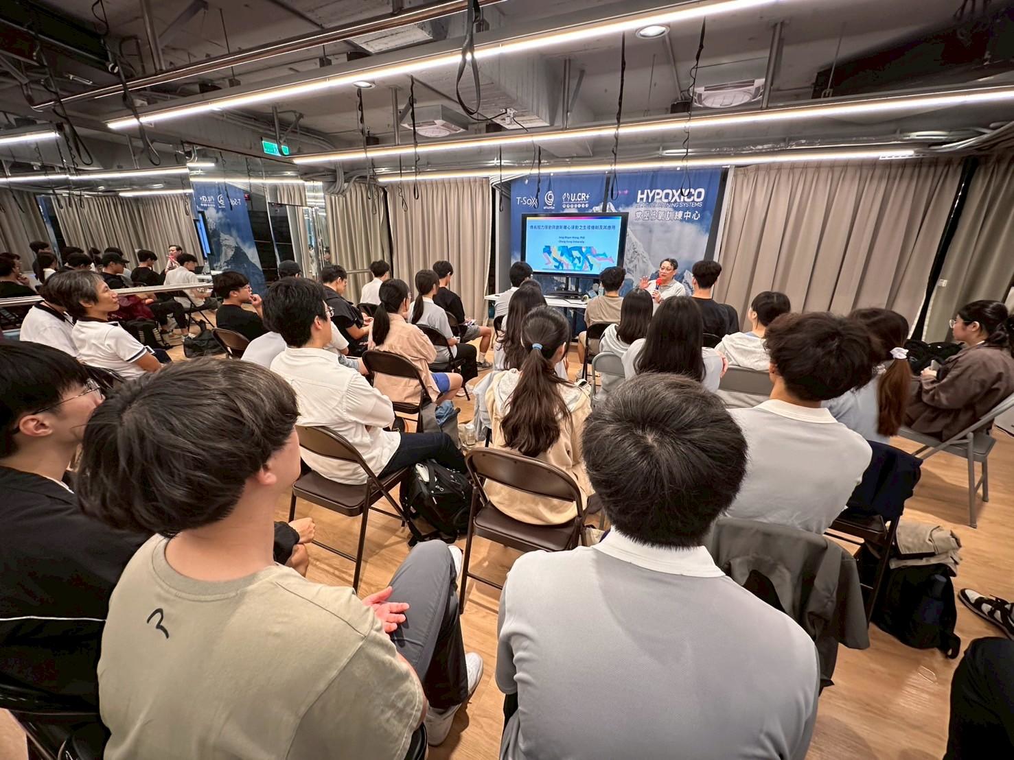 學生們專心聆聽王教授精闢的課程