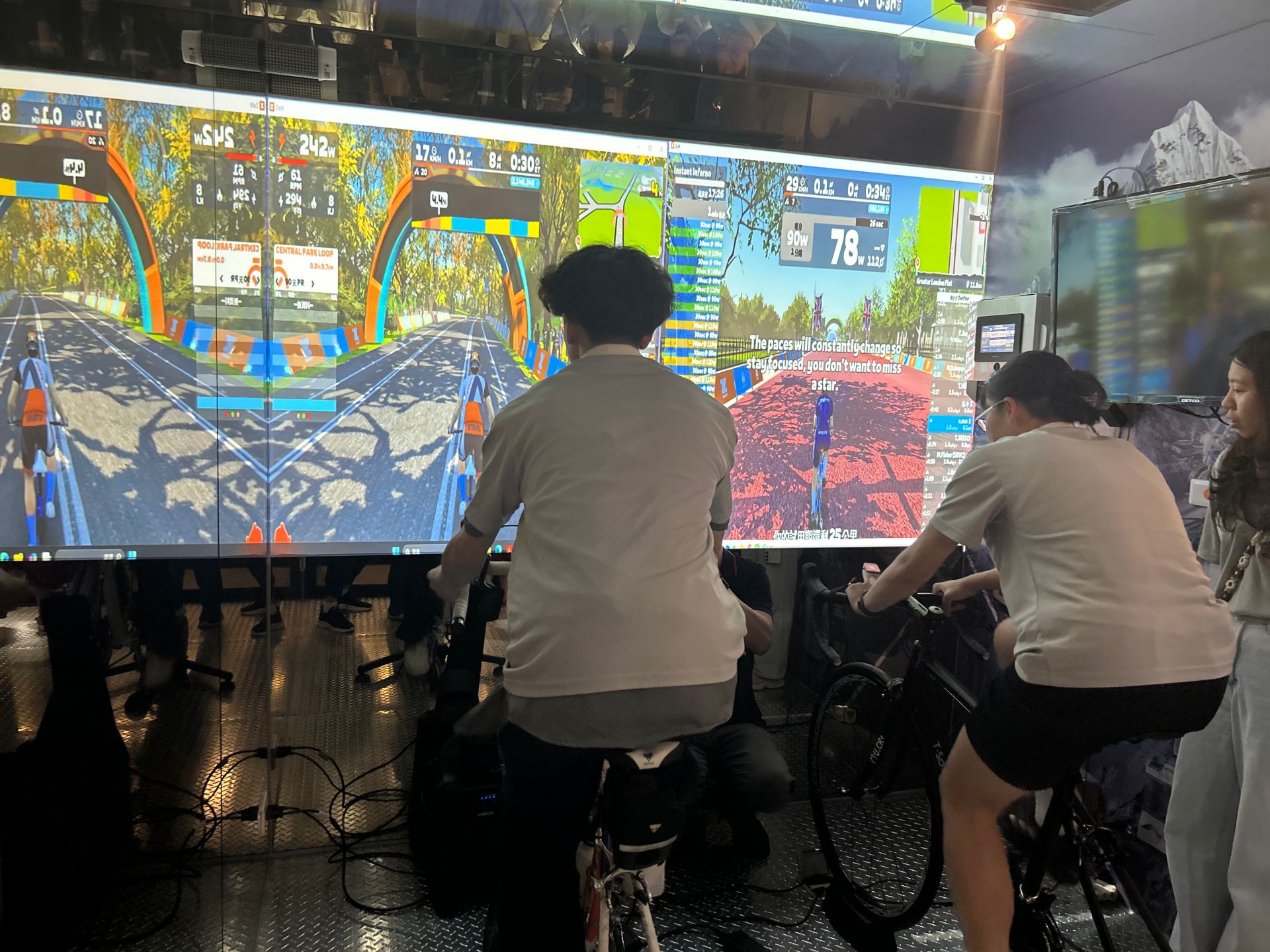 學生們體驗常壓低氧艙虛擬實境運動
