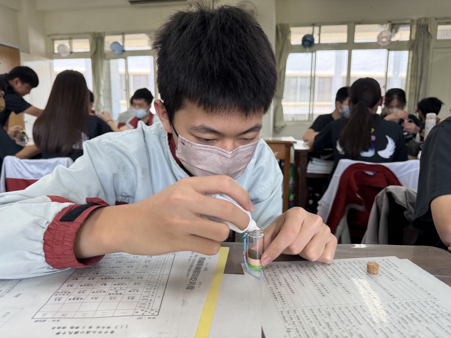 漢口國中-跨閱心世界-主題書展之製作心情彩沙瓶