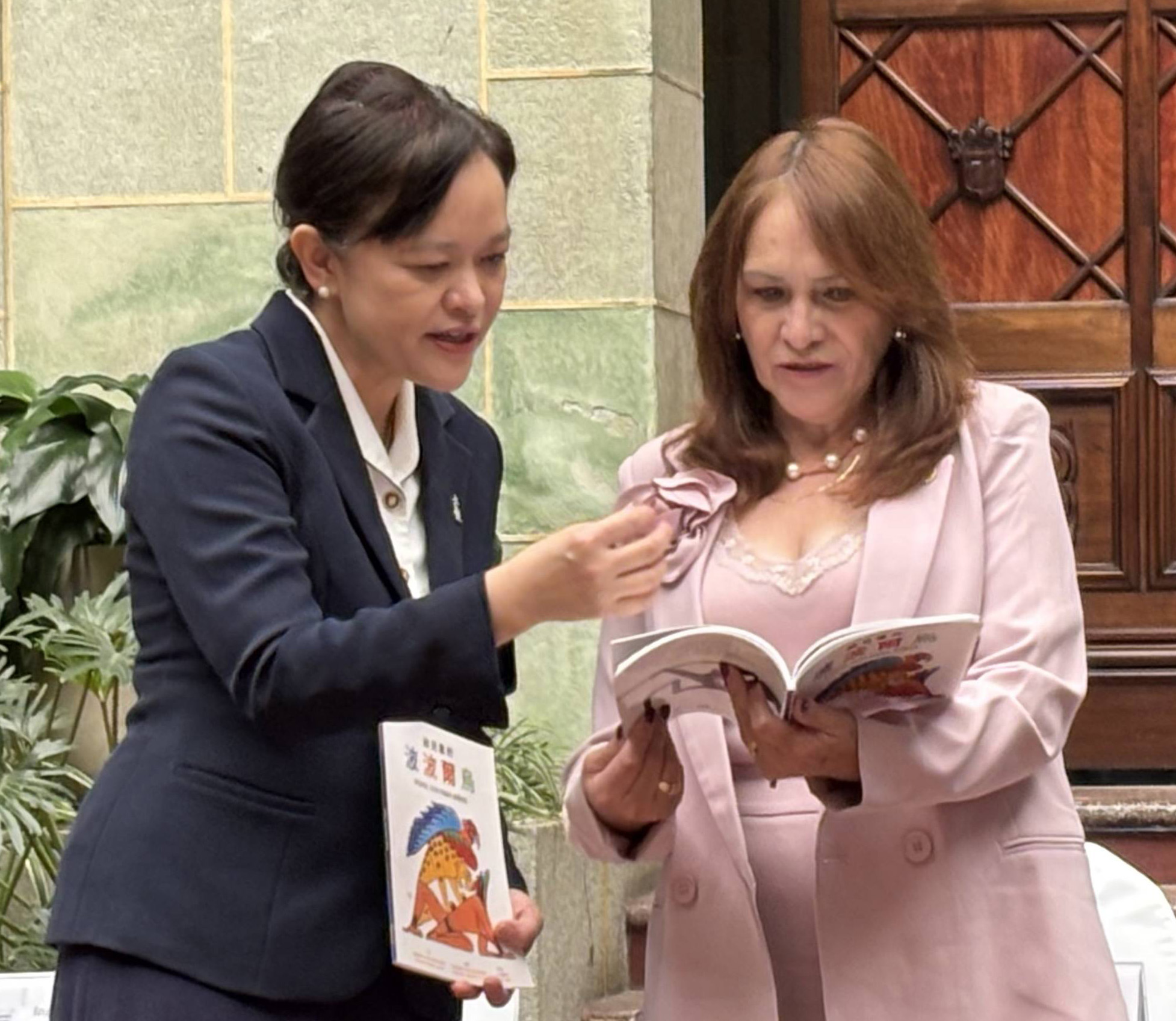 慈大劉怡均校長(左)瓜地馬拉外交部次長Ramírez(右)