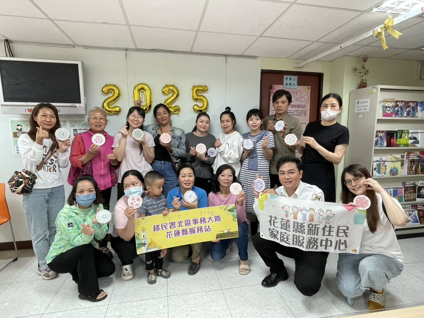 活動最後,學員們開心合影留念,手中捧著自己親手完成的曼陀羅杯墊,成就感滿滿。
