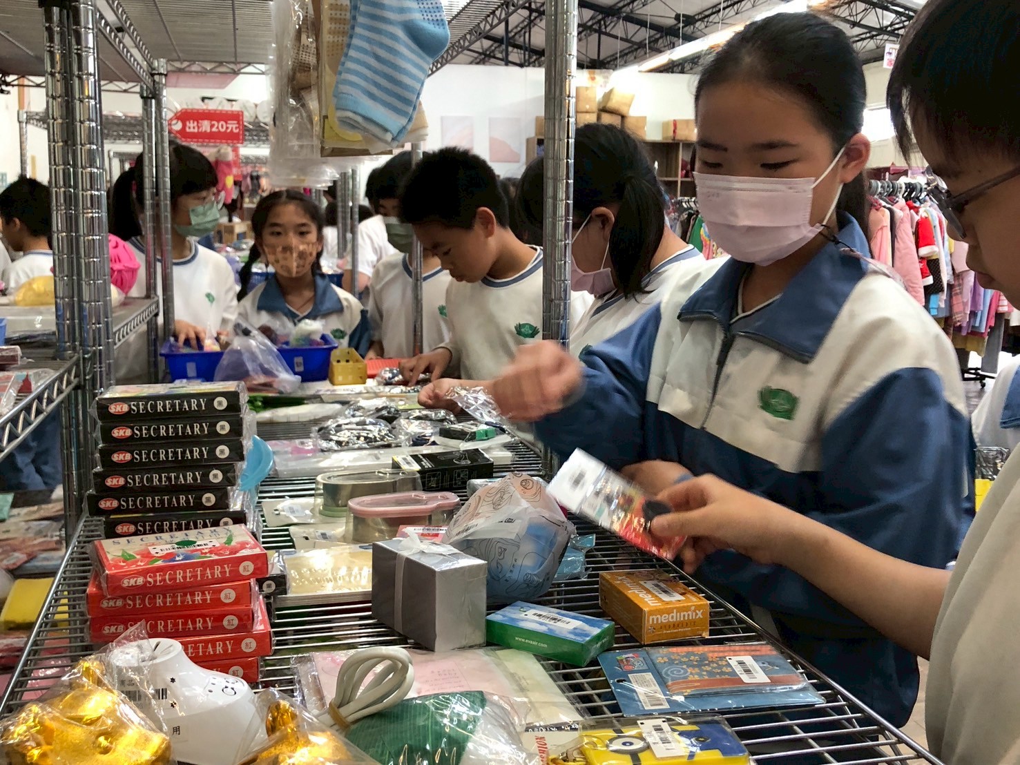 二手物流館內,孩子們學習惜物愛物