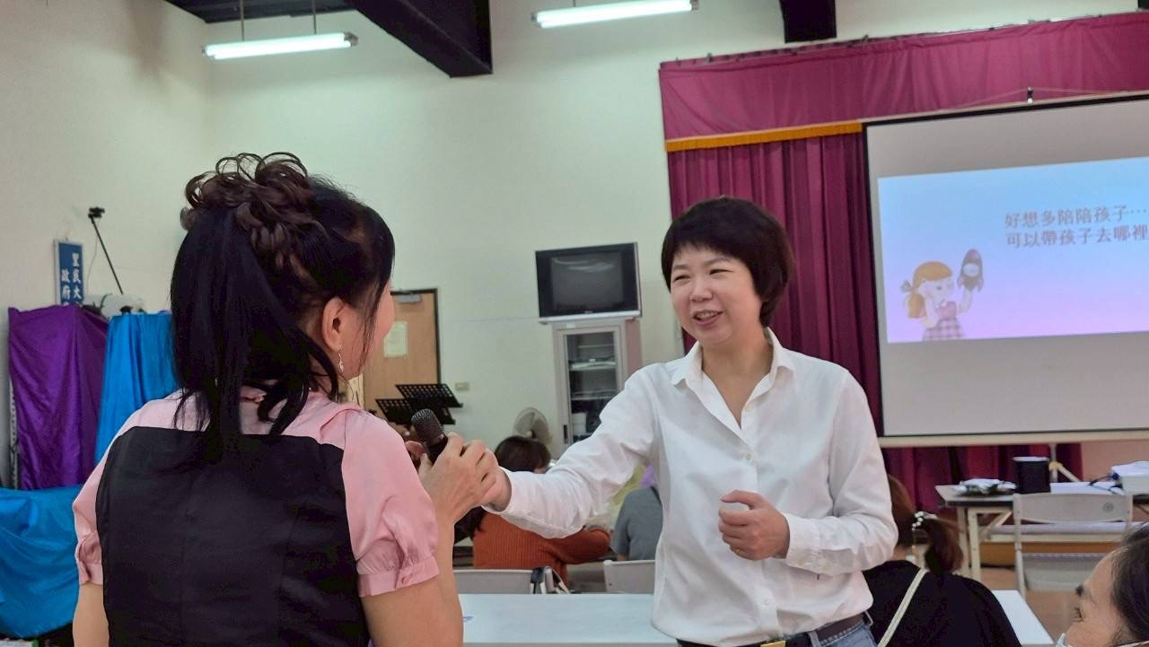 林麗蟬講師現場與新住民學員互動交流情形。