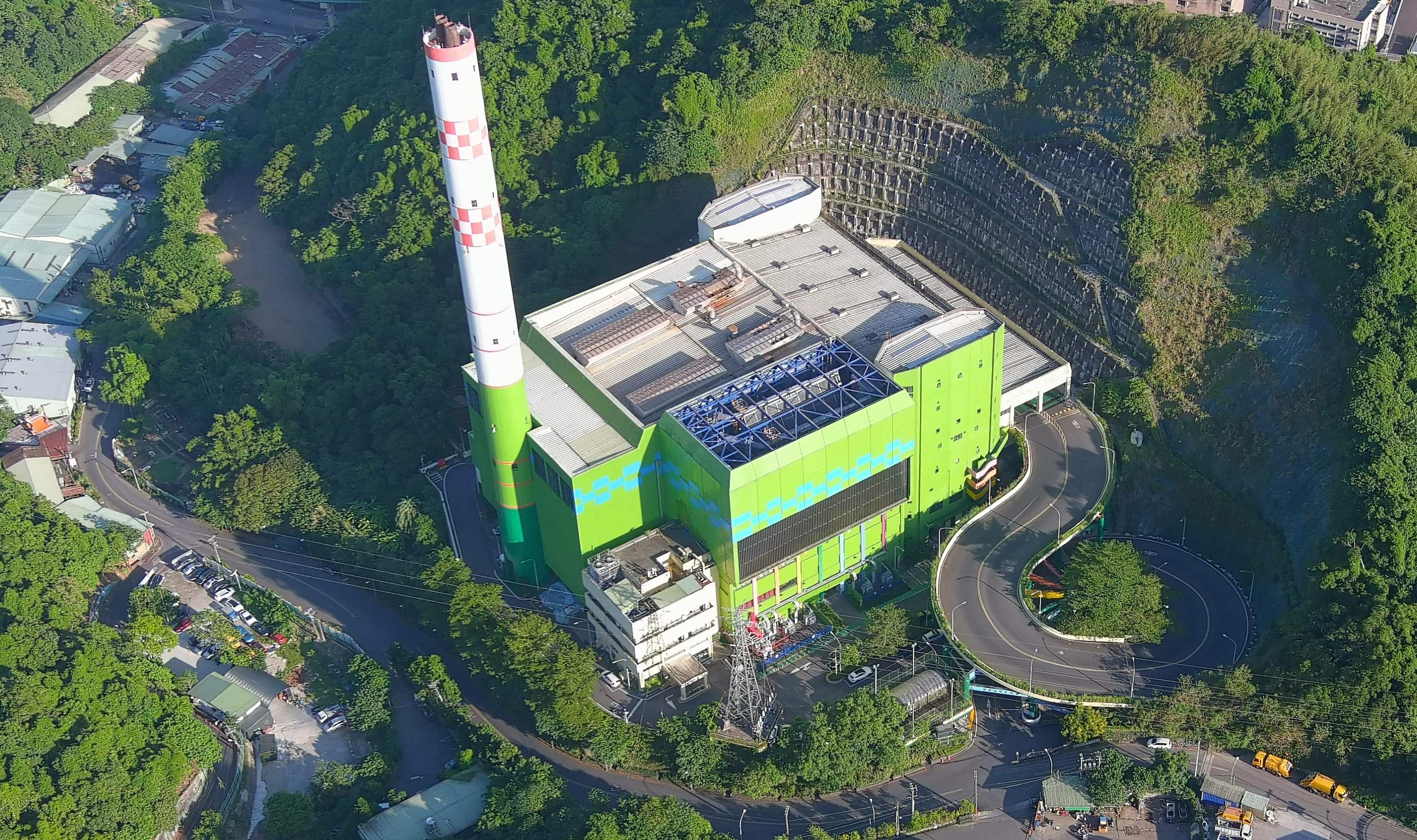「新北市政府環境保護局新店垃圾焚化廠」運用咖啡渣 及廢木頭木屑進行堆肥之體驗,引導民眾落實生活減廢及 資源循環永續之行動。