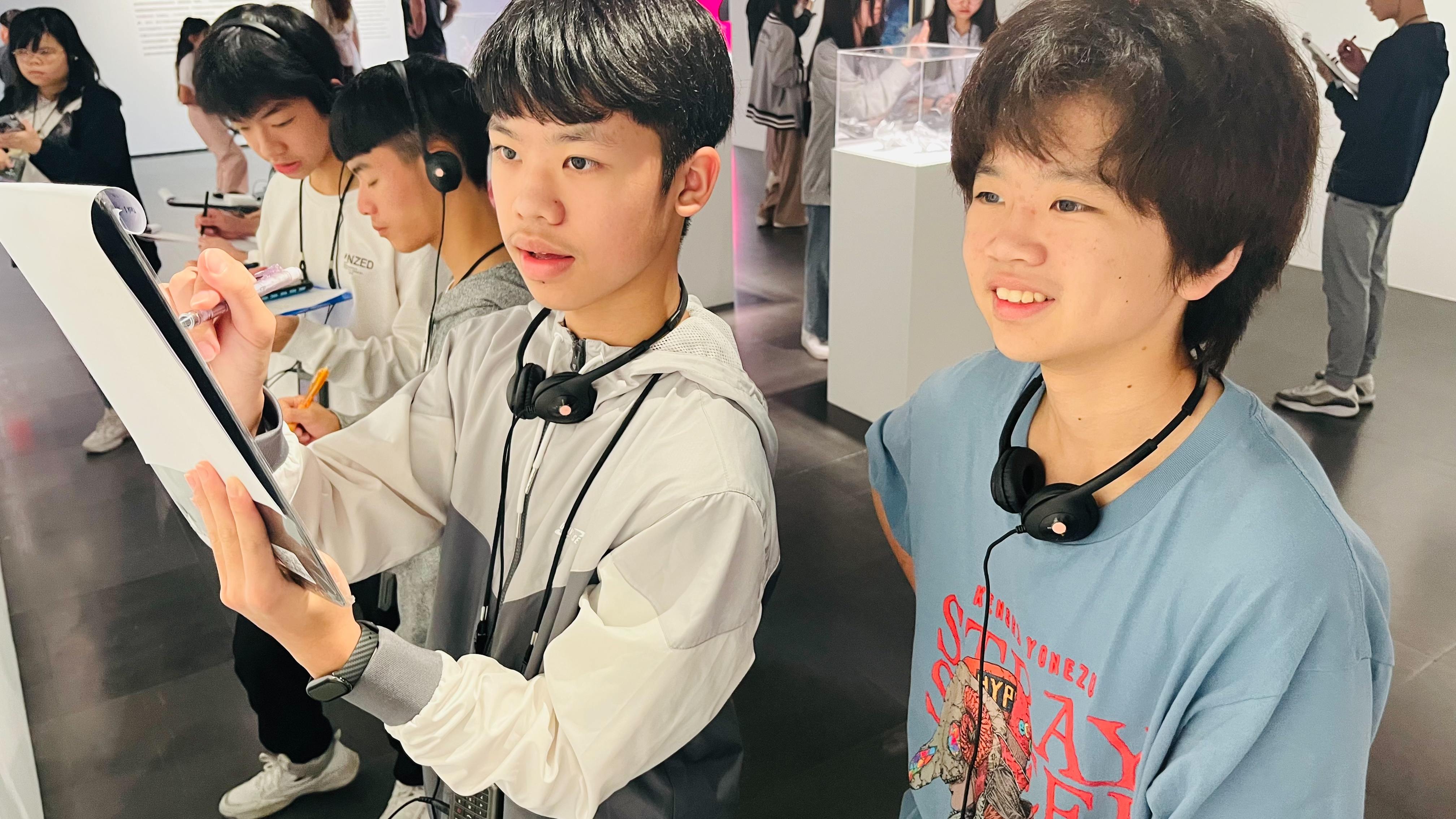 學生以繪畫及英文文字說明對草間彌生作品的感動