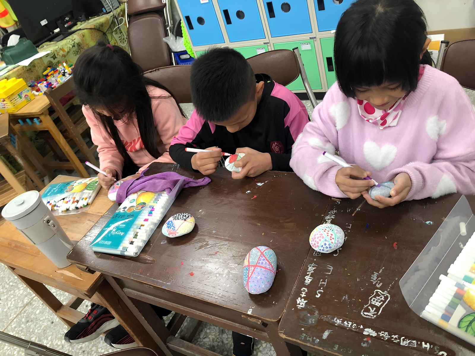 花蓮縣三棧國小畫我家鄉課程學生彩繪石頭。