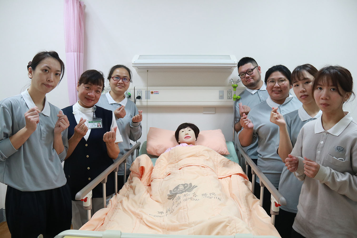 學士後護理學系同學間互相鼓勵追求夢想。