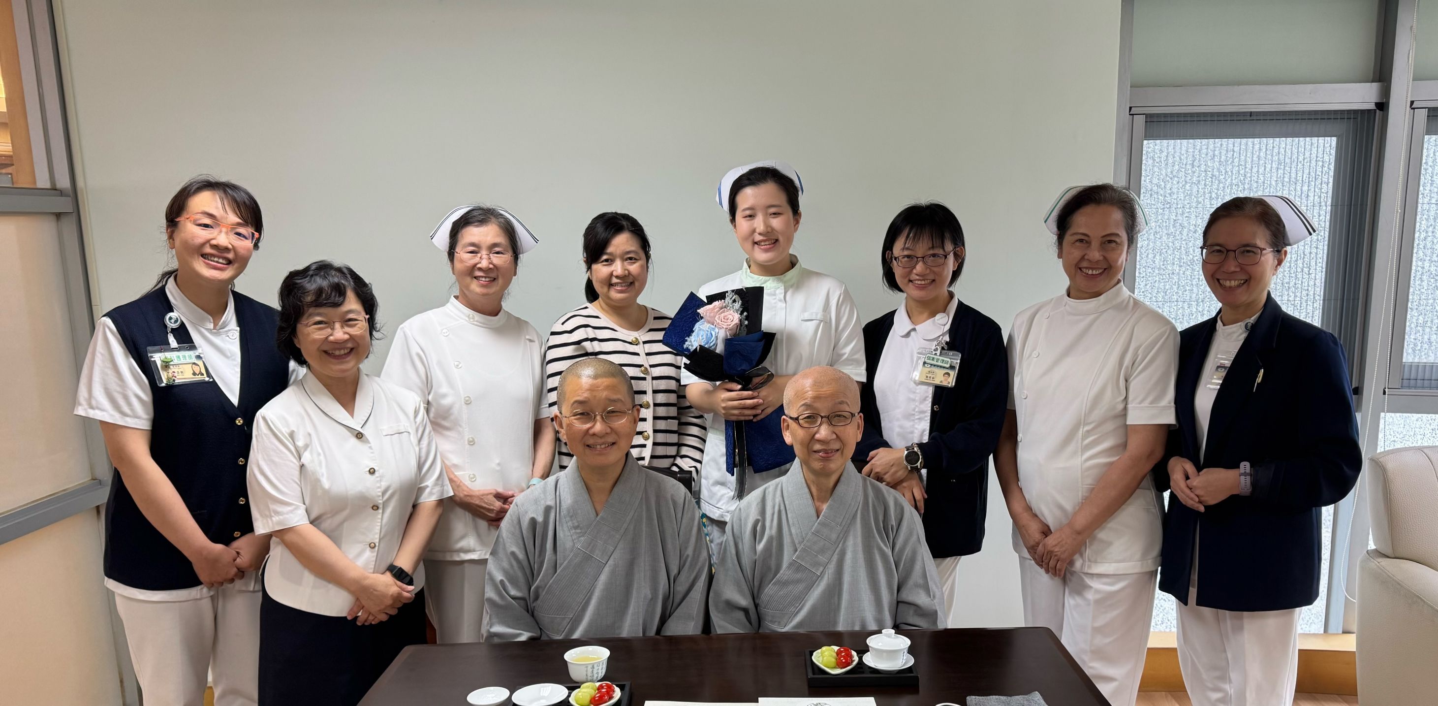 許多家長前來祝福,見證孩子人生重要時刻,其中還有第一屆大學部護理學系校友,以家長,學姐的身份祝福。