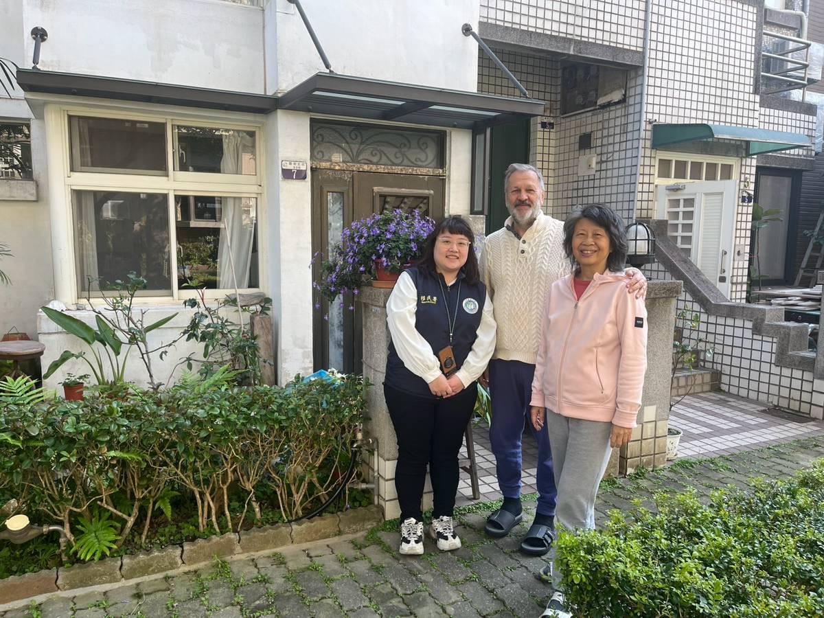移民署臺中市第一服務站社工師前往拜會唐老師並與師母(右1)合影於老師住處前