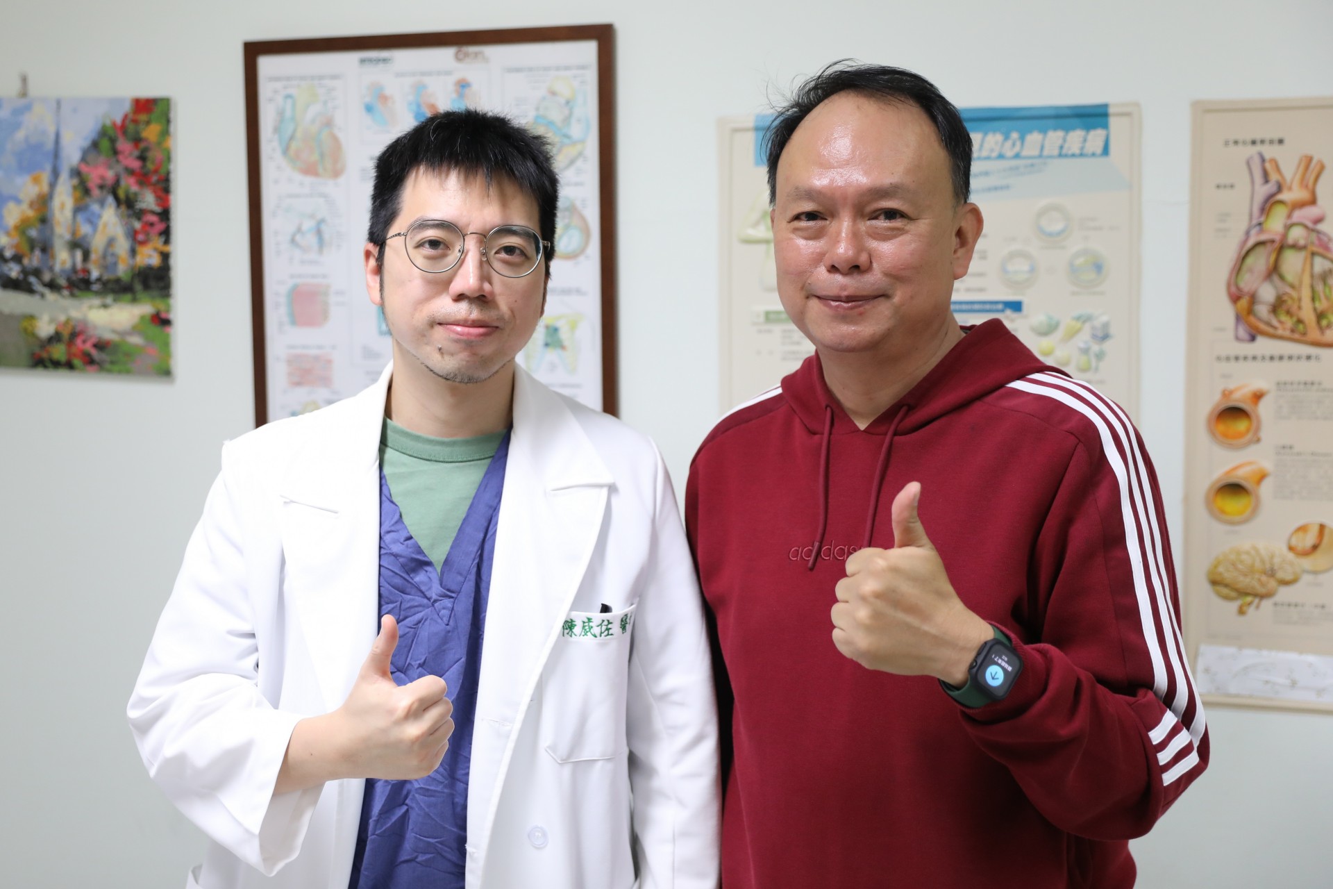 術後10天回診,黃郅達(右)表示,心臟完全沒有亂跳,身體感覺很輕鬆,就連血氧都變好了,很感謝花蓮慈院內科團隊與心臟內科陳威佐醫師(左)。