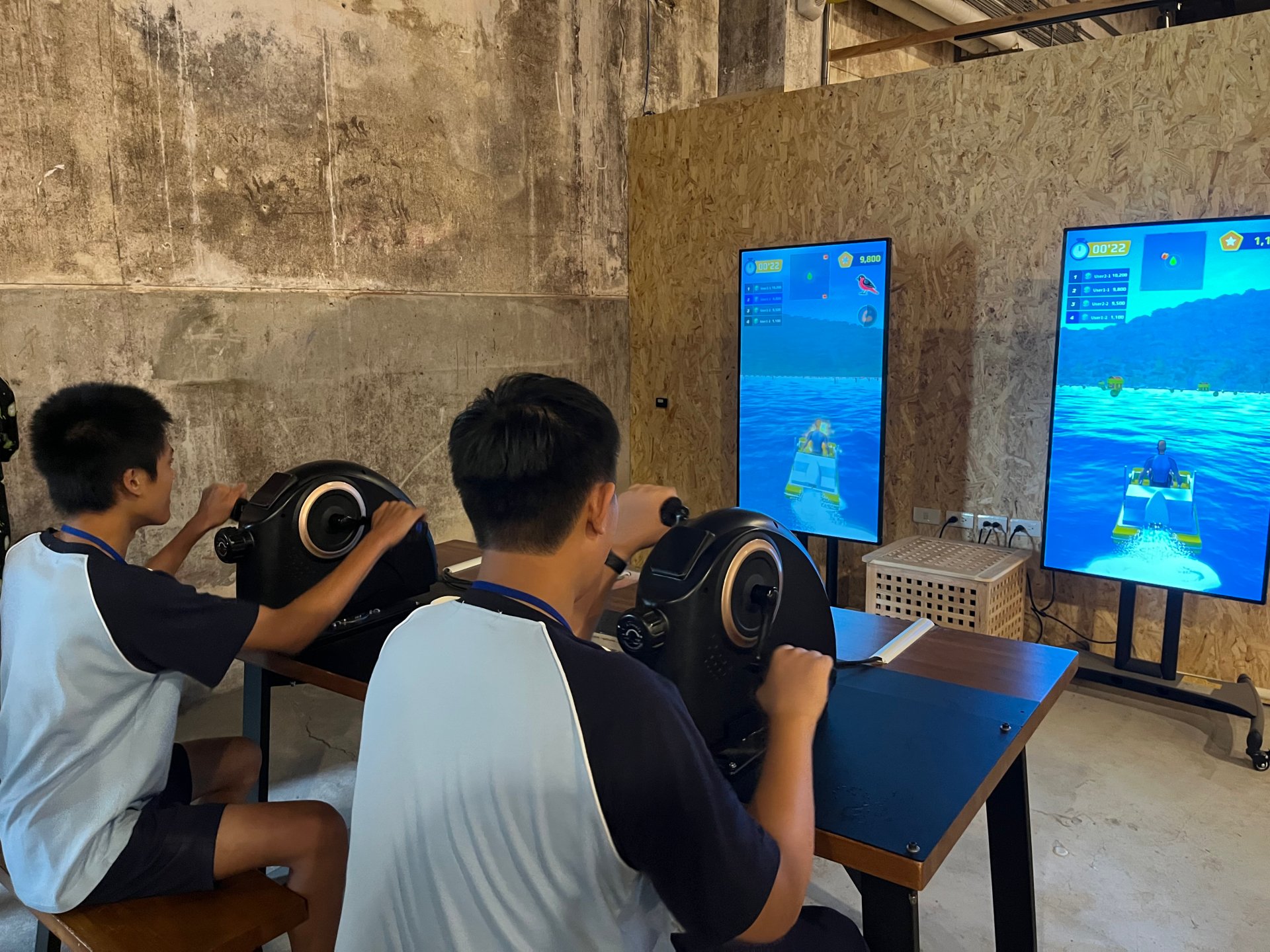 運用輕艇划槳室內器材及3D虛擬實境沉浸式遊戲