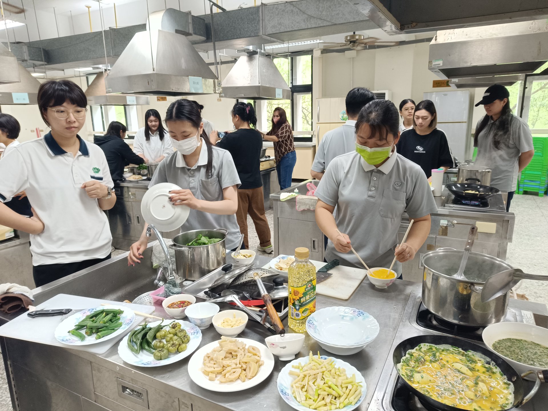 依照部落媽媽的教導步驟,學生逐一完成野菜料理