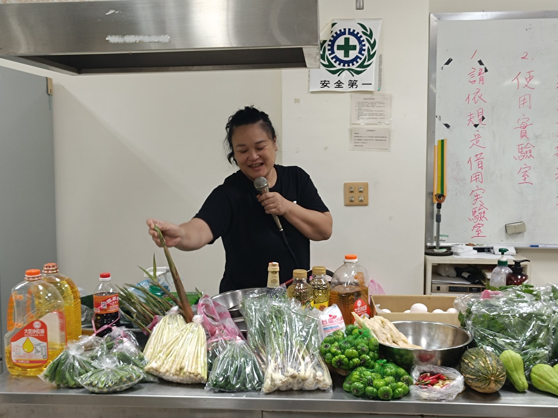 部落媽媽說明原住民野菜種類和特色