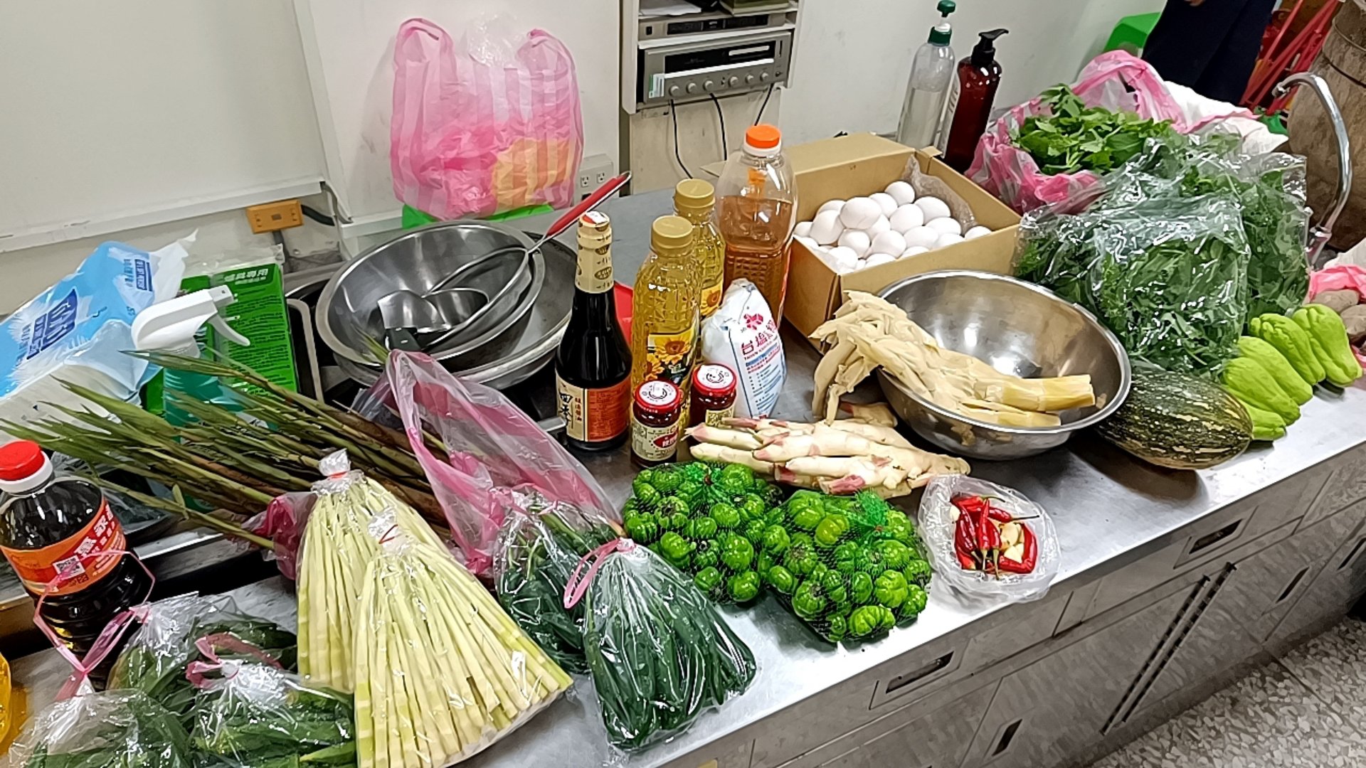 滿滿一桌全是原住民當季野菜