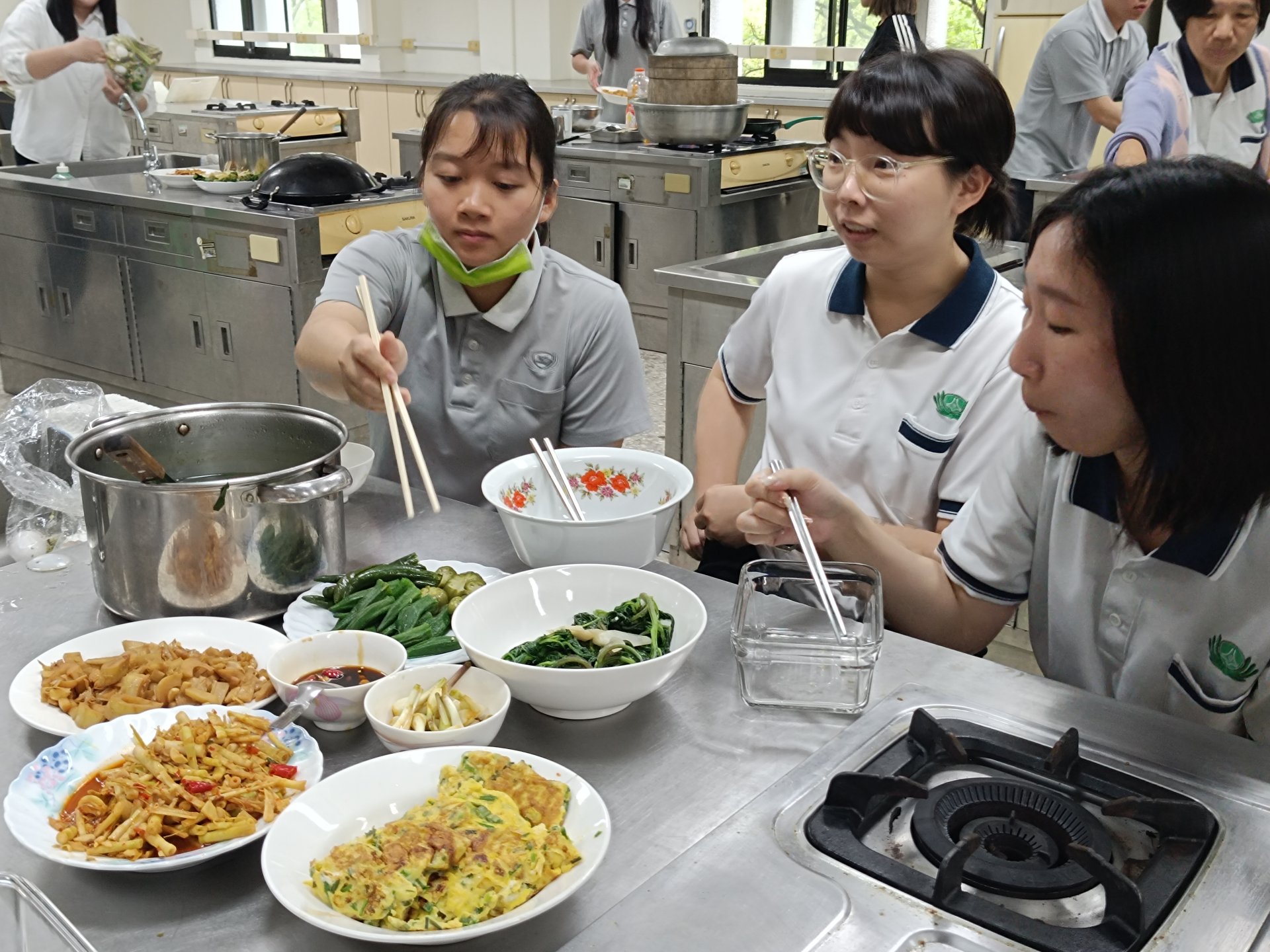學生迫不急待準備開吃