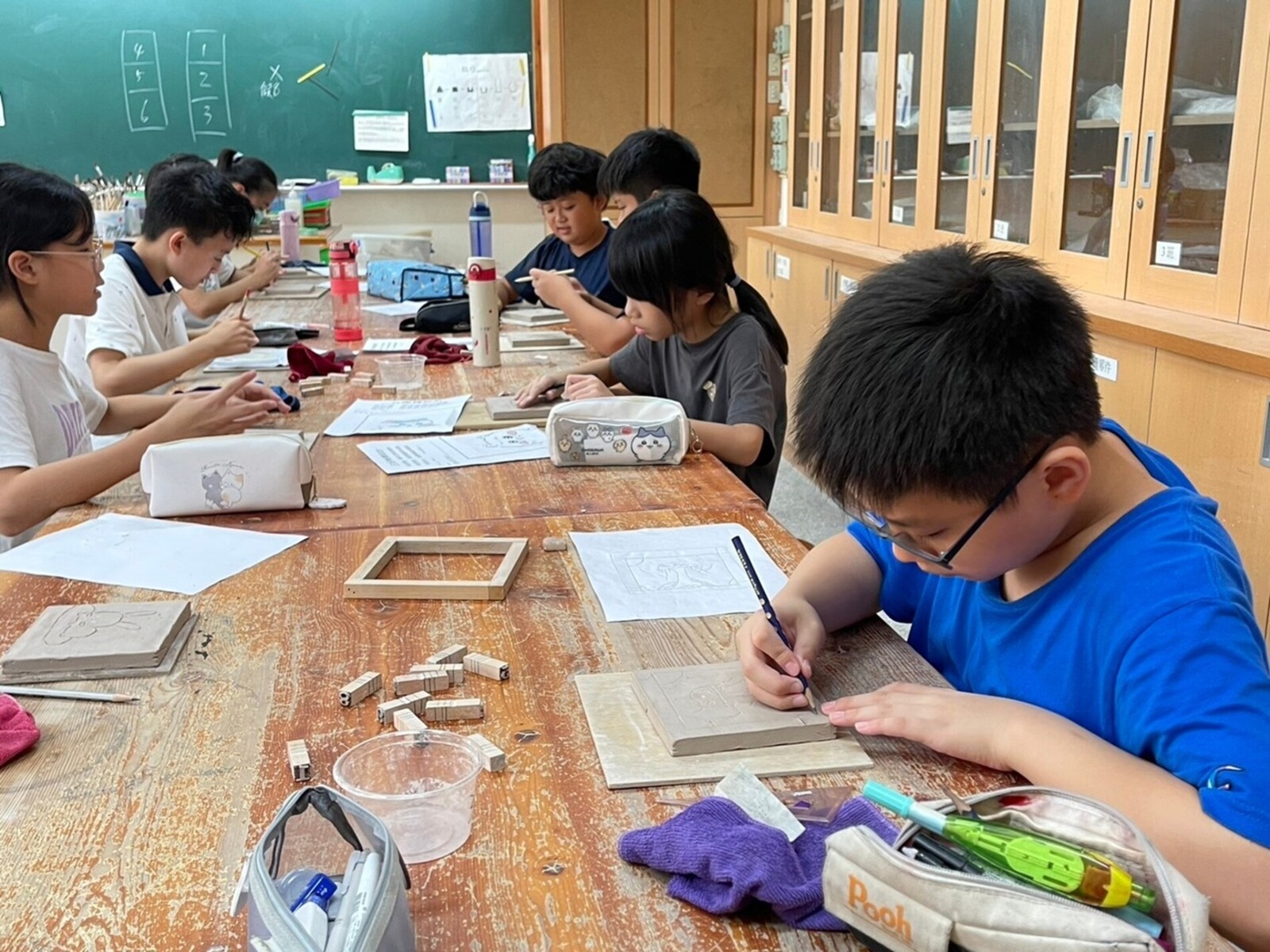 臺北市雙園國小製作陶板心理牆,將正向行動融入校園日常。