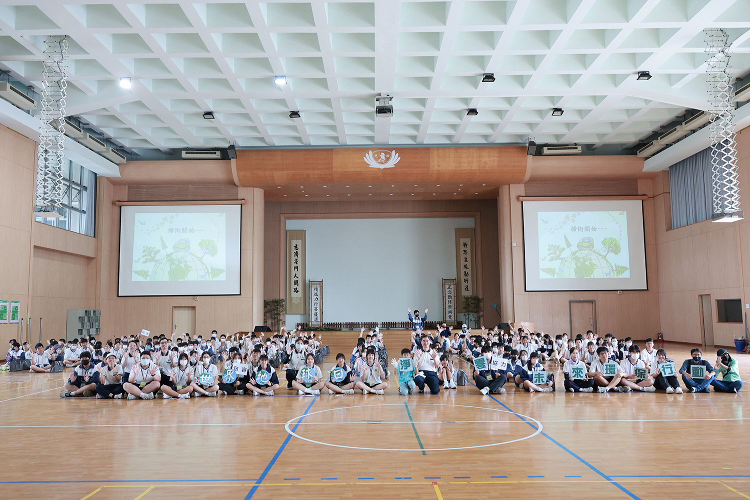 臺南慈中以掃街行動力,響應2025世界地球日主題「地球力」。( 陳駿朋 攝)