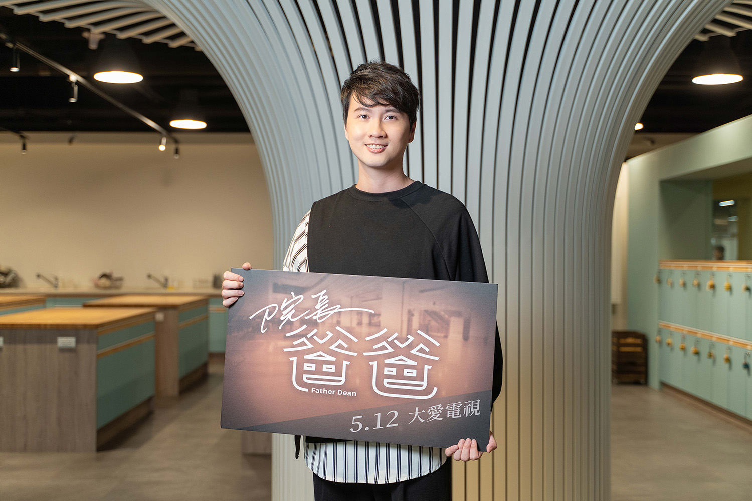 大愛劇《院長爸爸》張捷飾演牙科部口腔顎面外科主任許博智,醫療團隊替三樓墜樓,臉骨嚴重碎裂的的房屋裝修工人進行換臉治療。