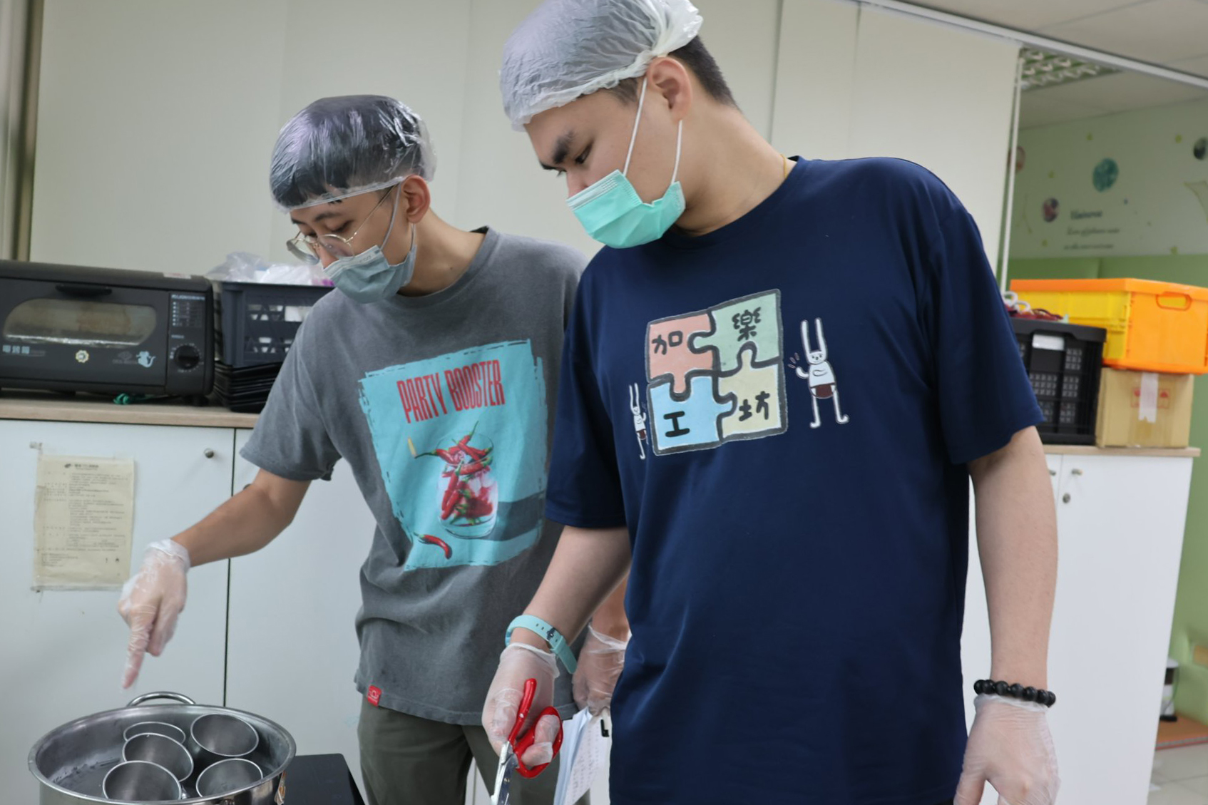 在伊甸教保老師周劭邦(左)的陪伴下，阿辰(右)逐漸克服專注力不足的情形，認真的記下製作手工肥皂的步驟。