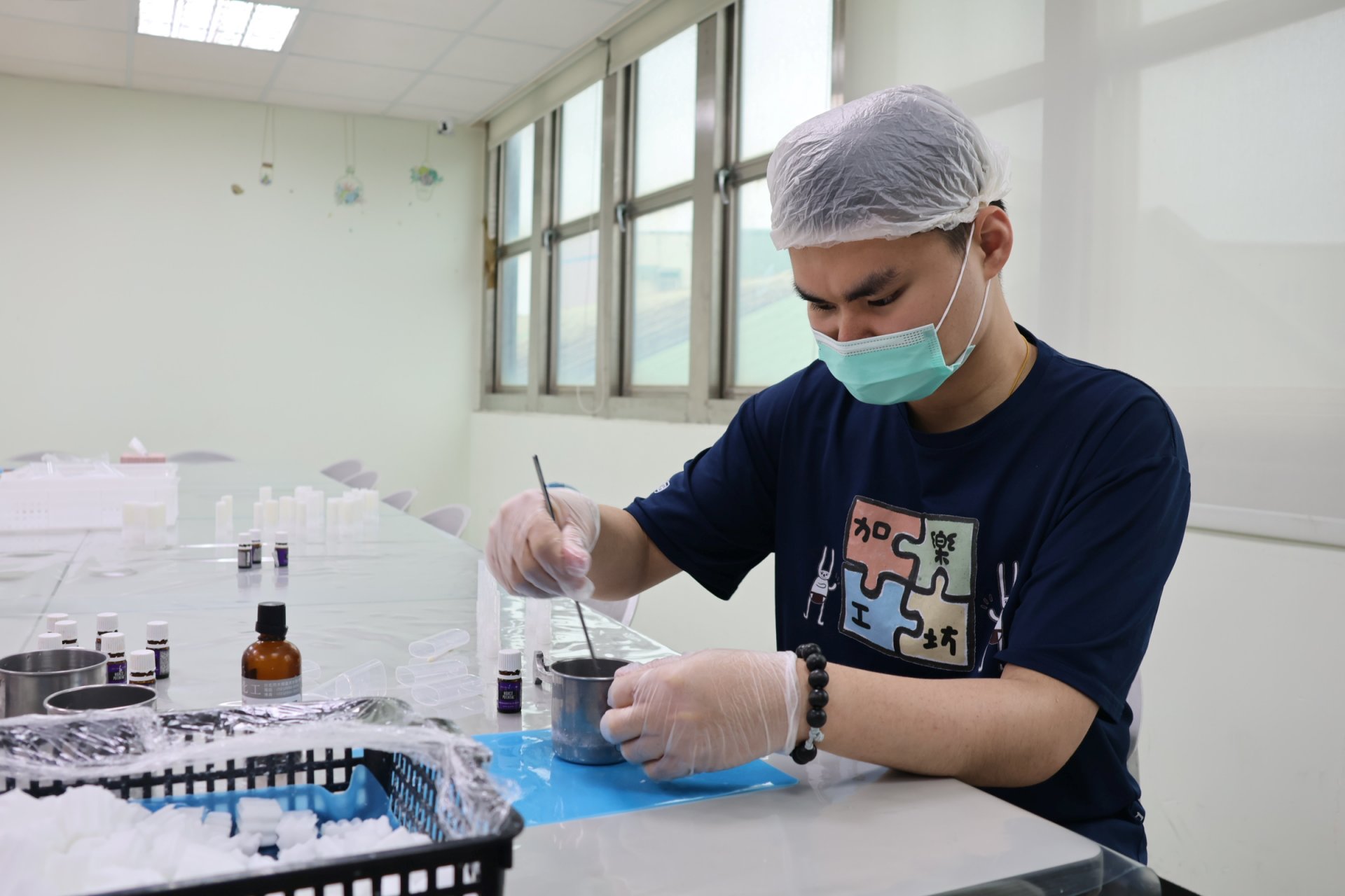 患有中度自閉症的阿辰，在伊甸教保老師的陪伴下，一步步的學會製作手工肥皂的技巧。