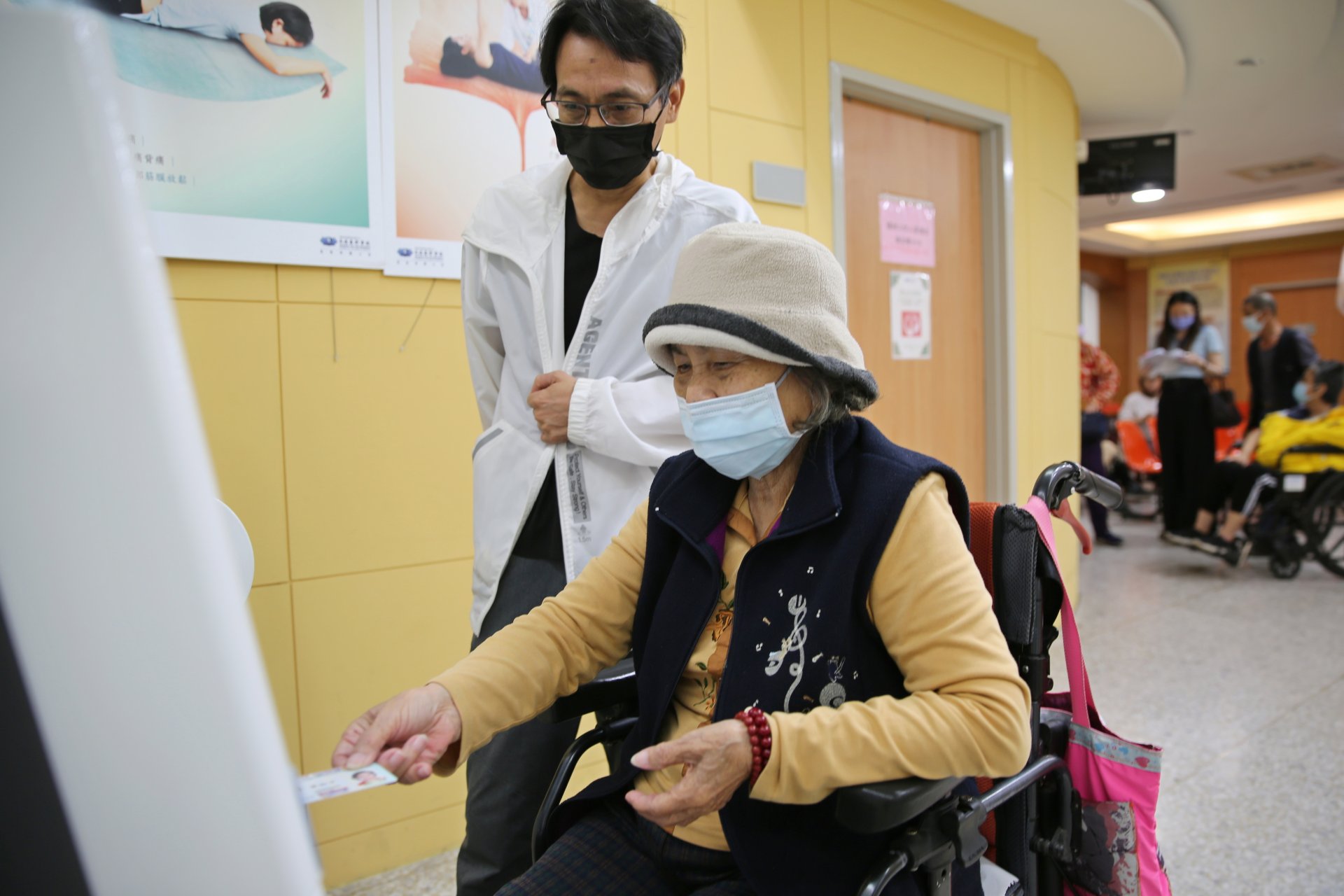 輪椅友善自助繳費機,高度約120公分,介面字體放大、設有語音導覽及觸碰式螢幕,簡化便利的操作步驟,讓病人與家屬能夠輕鬆完成繳費程序,提高整體就醫體驗。
