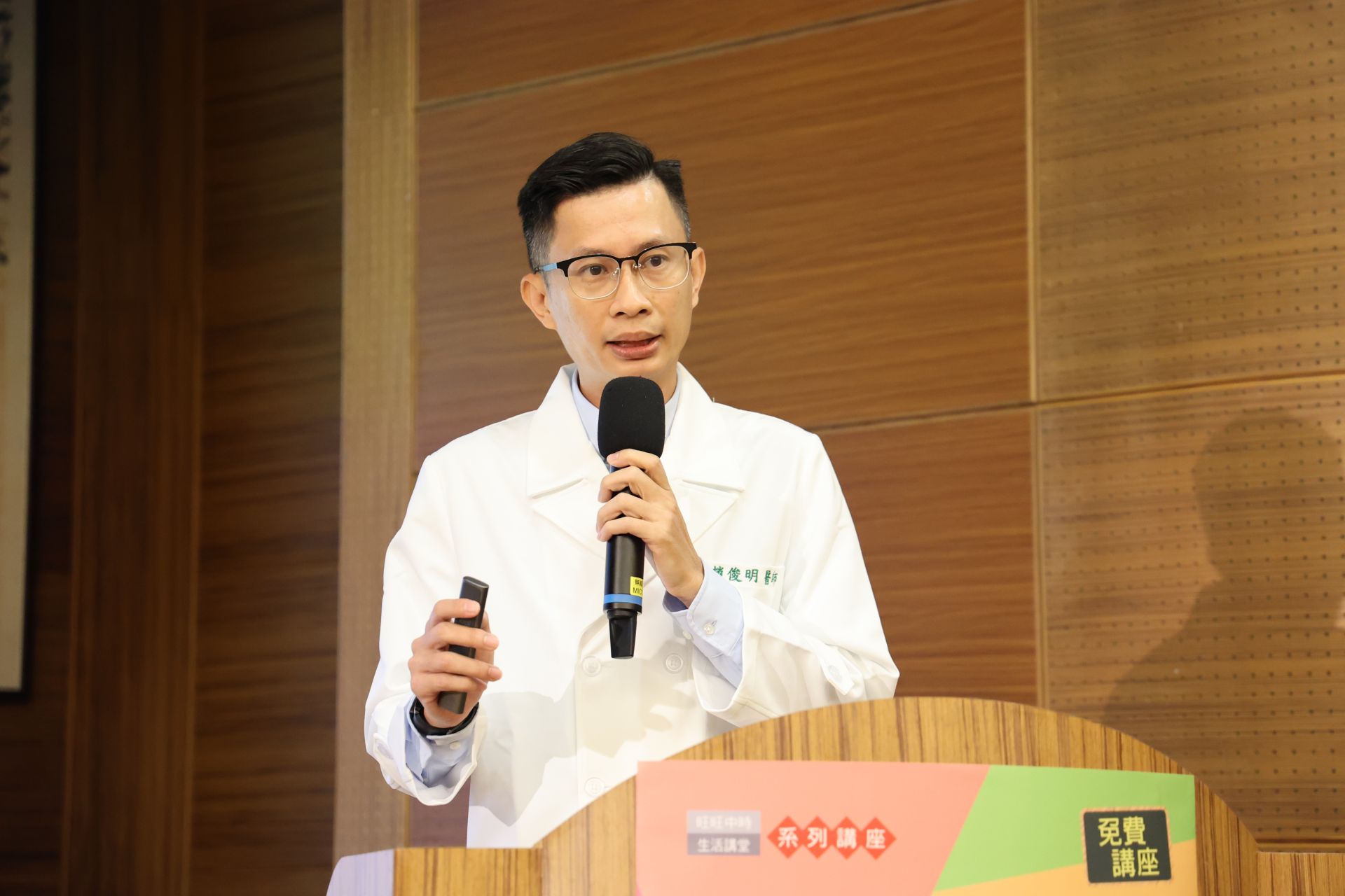 花蓮慈院一般神經科趙俊明主任在腦中風中心和神經加護病房照護病患,經驗豐富,他教導民眾監測自己的低密度膽固醇,以維護血管健康護腦也護心。
